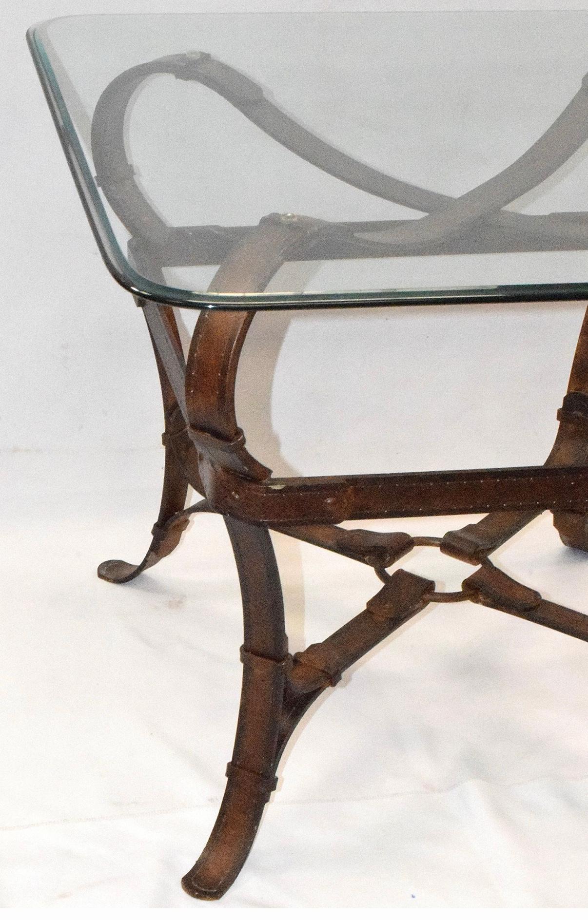 Français Paire de tables d'appoint en fer et verre à motif équestre de Jacques Adnet pour Hermès en vente