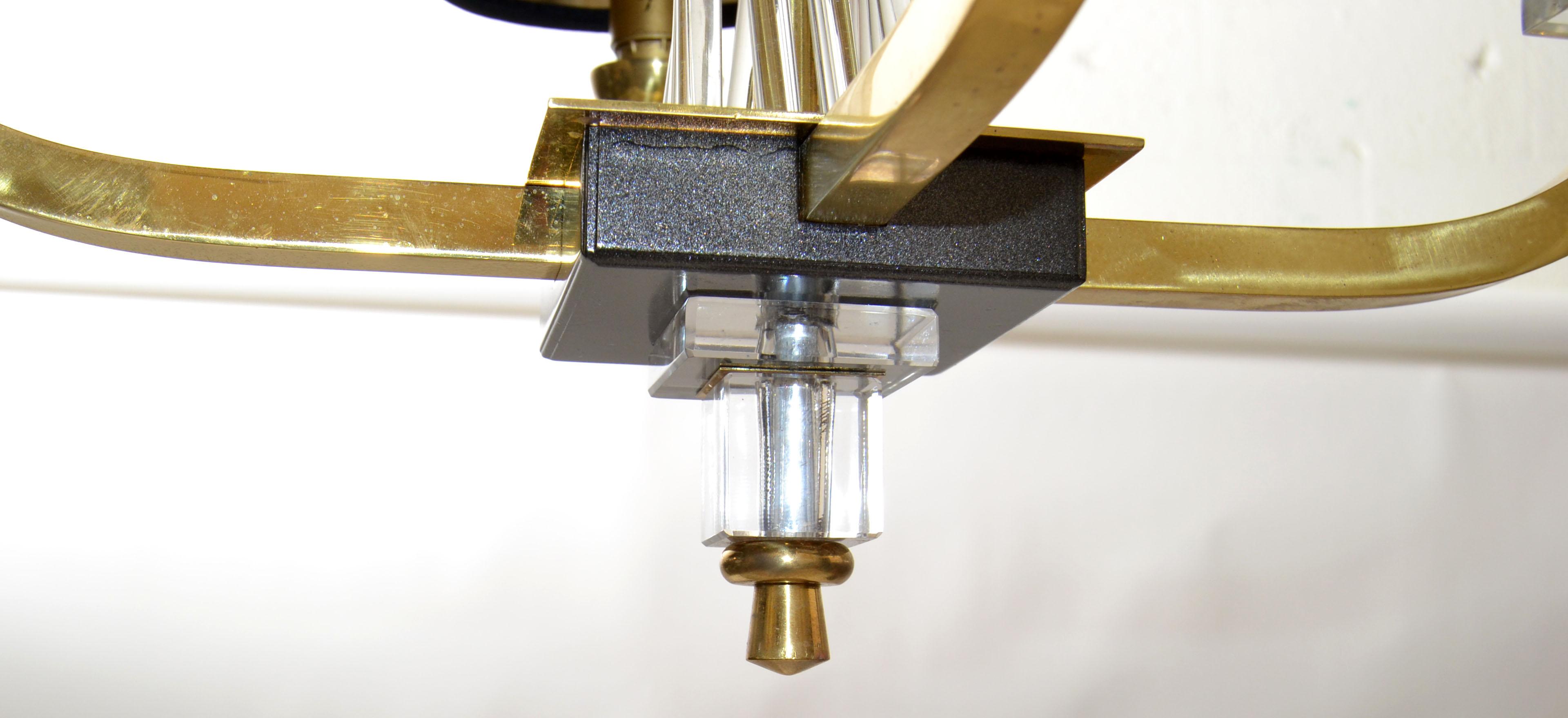 Ottone Coppia di lampadari francesi a 4 luci in stile Jacques Adnet, in lucite d'ottone e aste di vetro in vendita