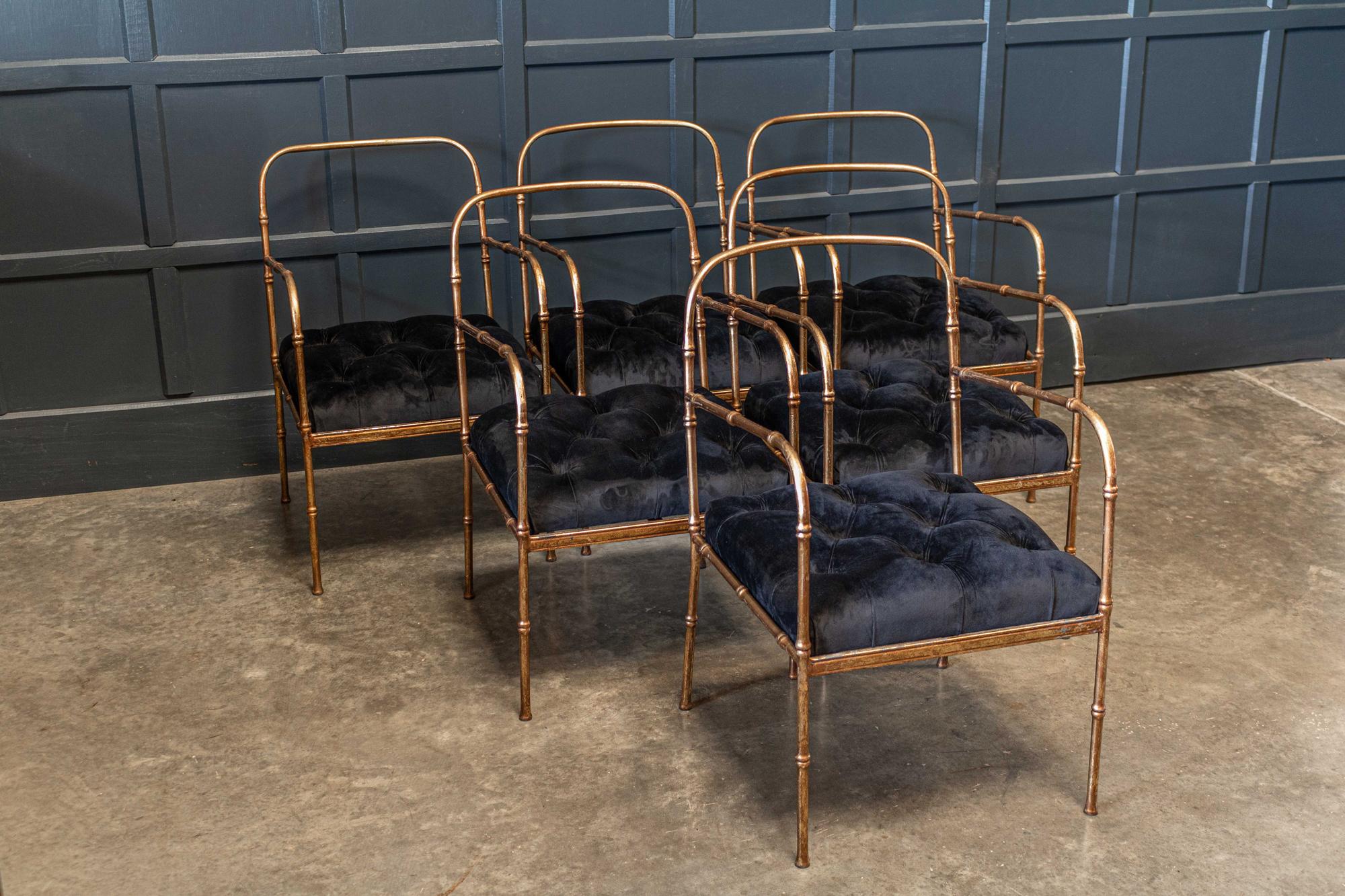 Doré Paire de fauteuils de style Jacques Adnet en faux bambou doré en vente