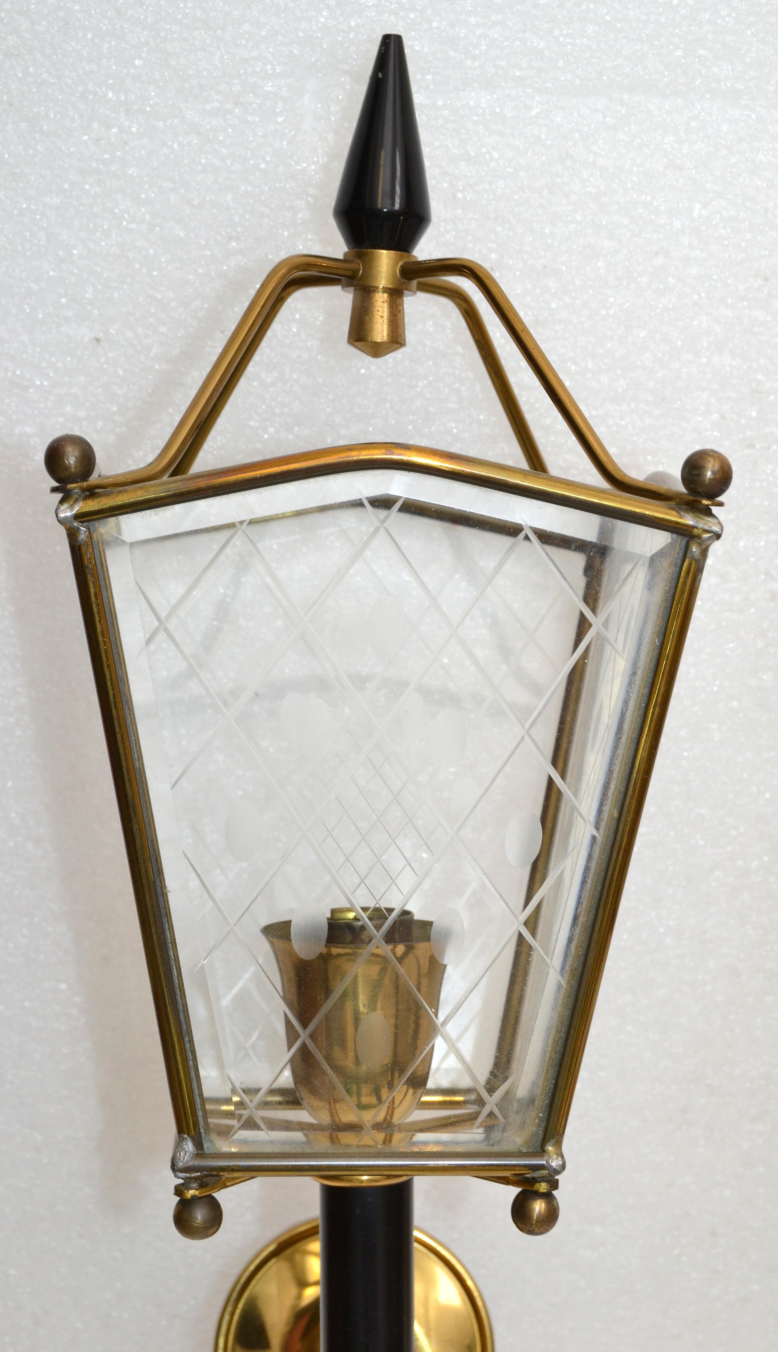 Coppia di lampade da parete a lanterna in stile Jacques Adnet di medie dimensioni Francia 1960 in vendita 2