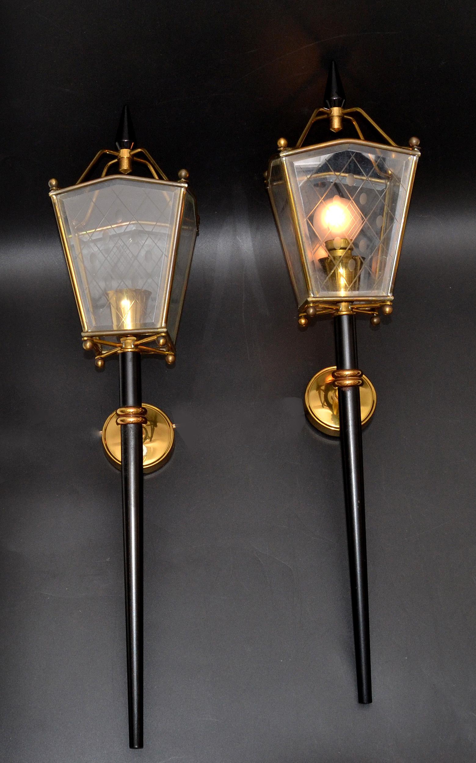 Coppia di lampade da parete a lanterna in stile Jacques Adnet di medie dimensioni Francia 1960 in vendita 6