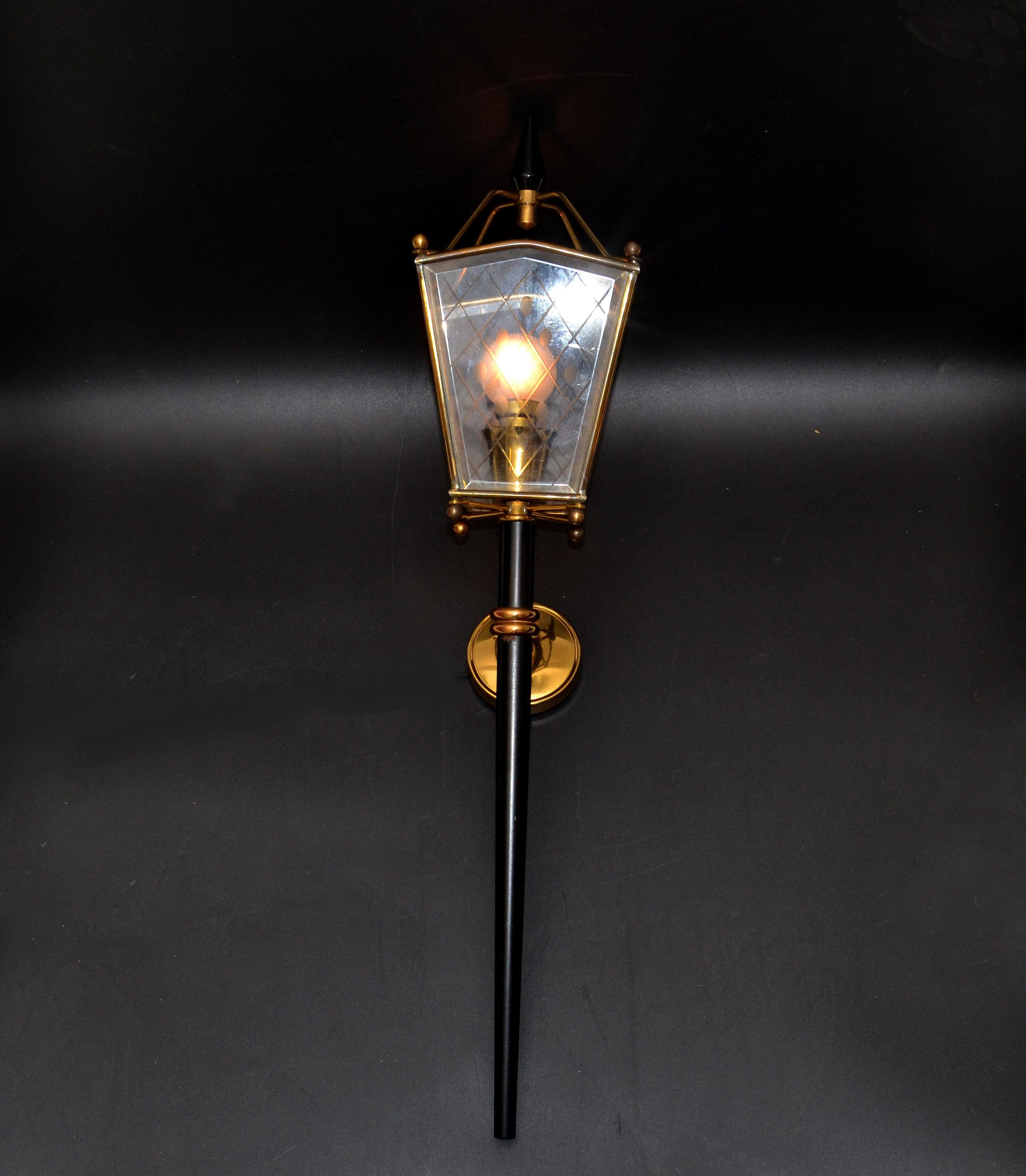 Lucidato Coppia di lampade da parete a lanterna in stile Jacques Adnet di medie dimensioni Francia 1960 in vendita