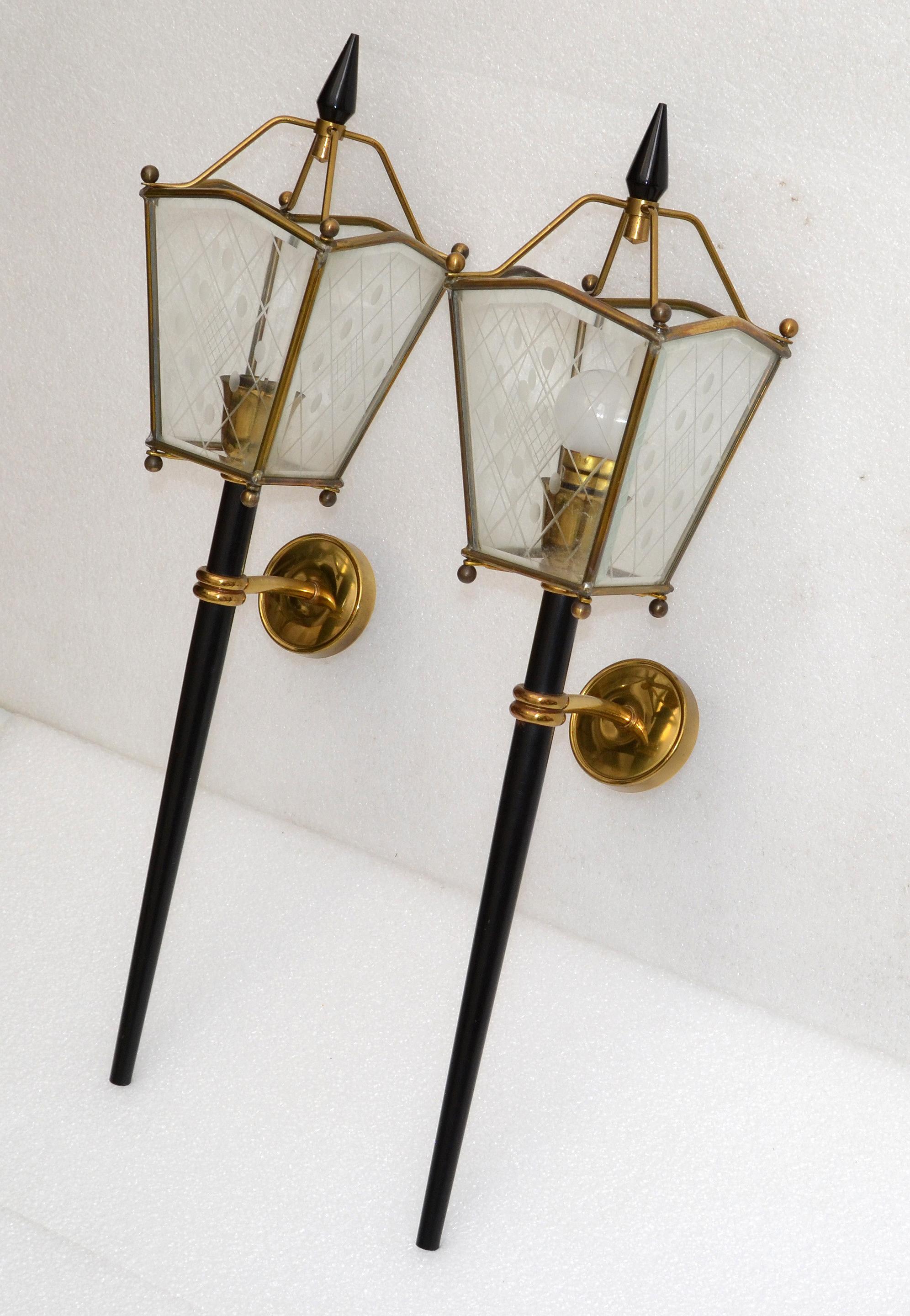 Metà XX secolo Coppia di lampade da parete a lanterna in stile Jacques Adnet di medie dimensioni Francia 1960 in vendita
