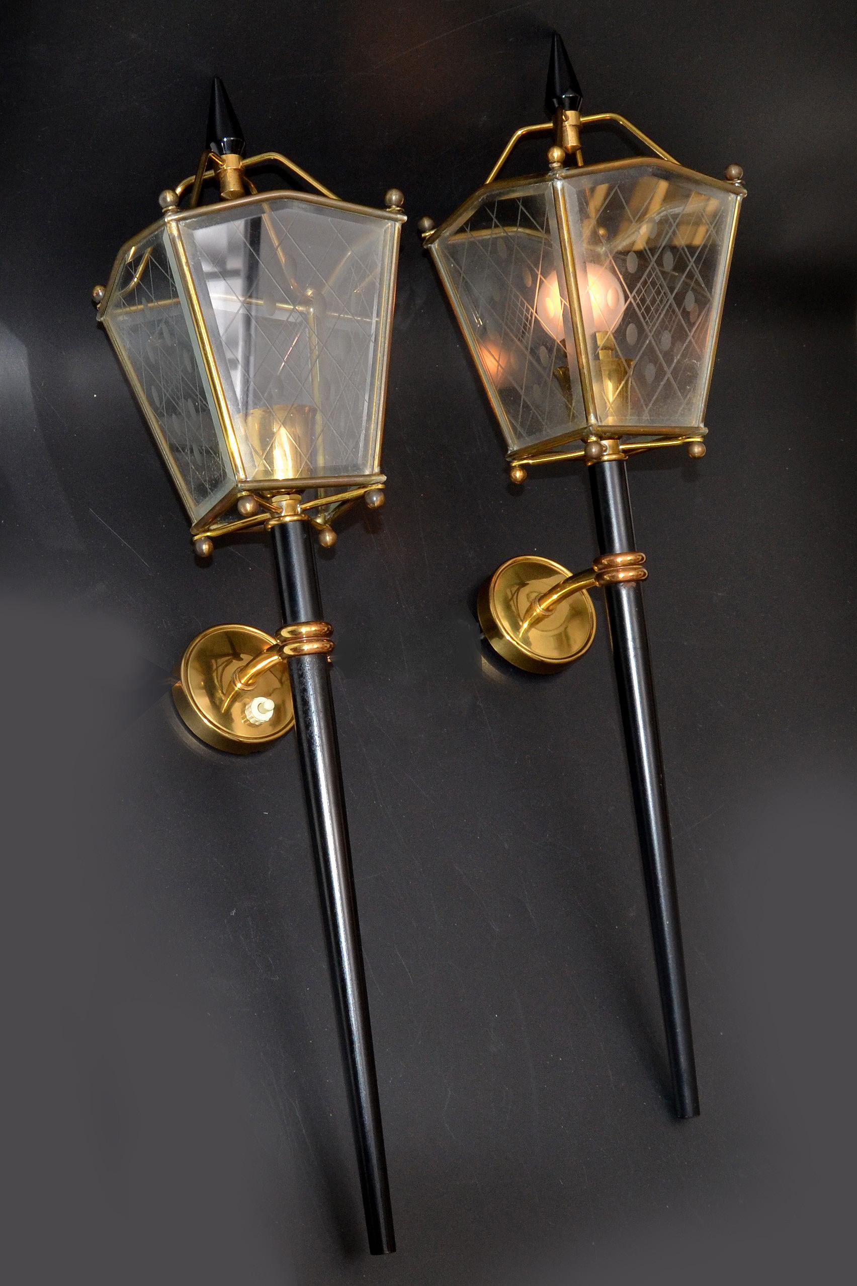 Ottone Coppia di lampade da parete a lanterna in stile Jacques Adnet di medie dimensioni Francia 1960 in vendita