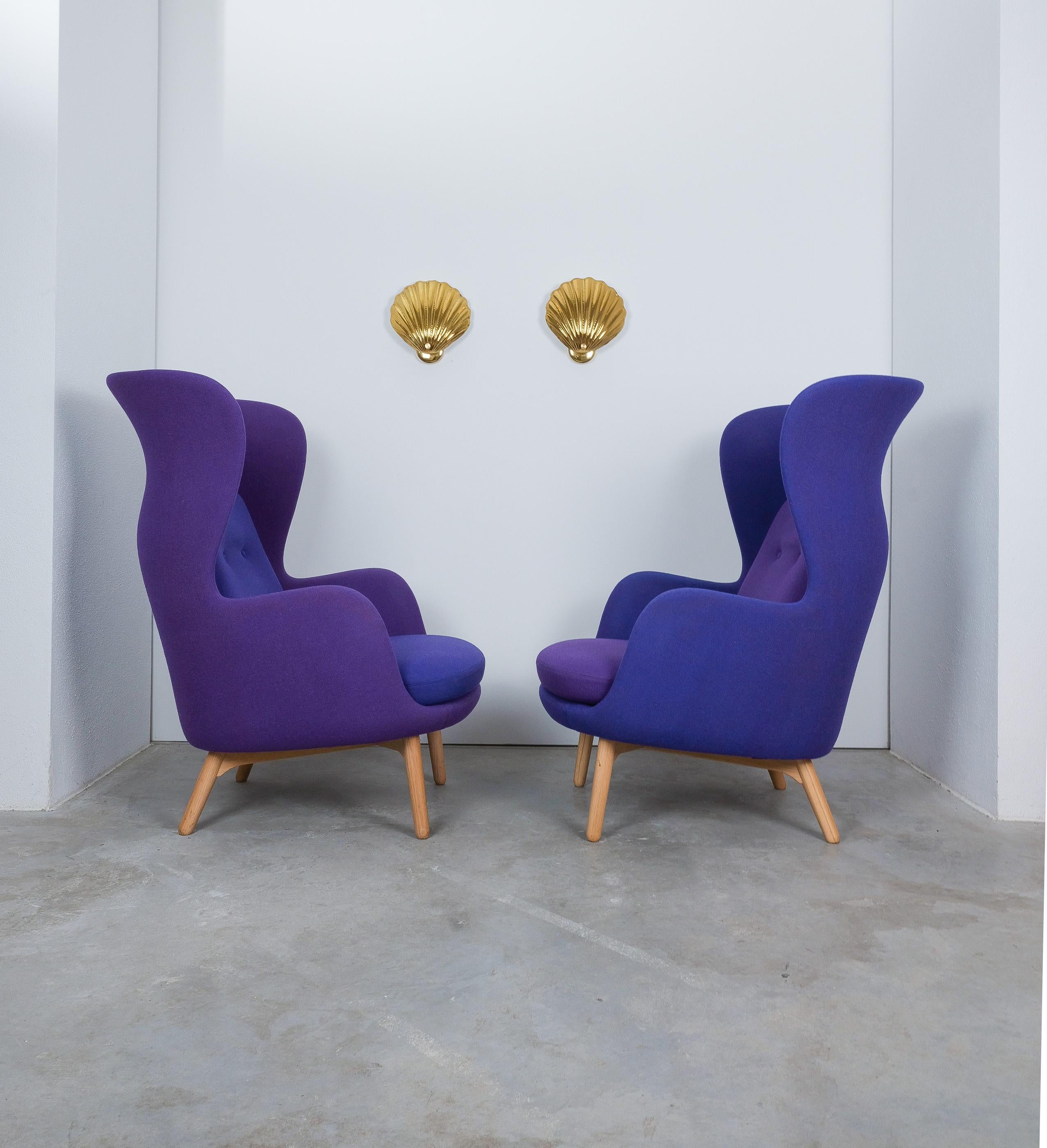 Paar Jaime Hayon Model Ro Jh2 Lounge Chairs für Fritz Hansen, Eiche Basis (Eichenholz) im Angebot