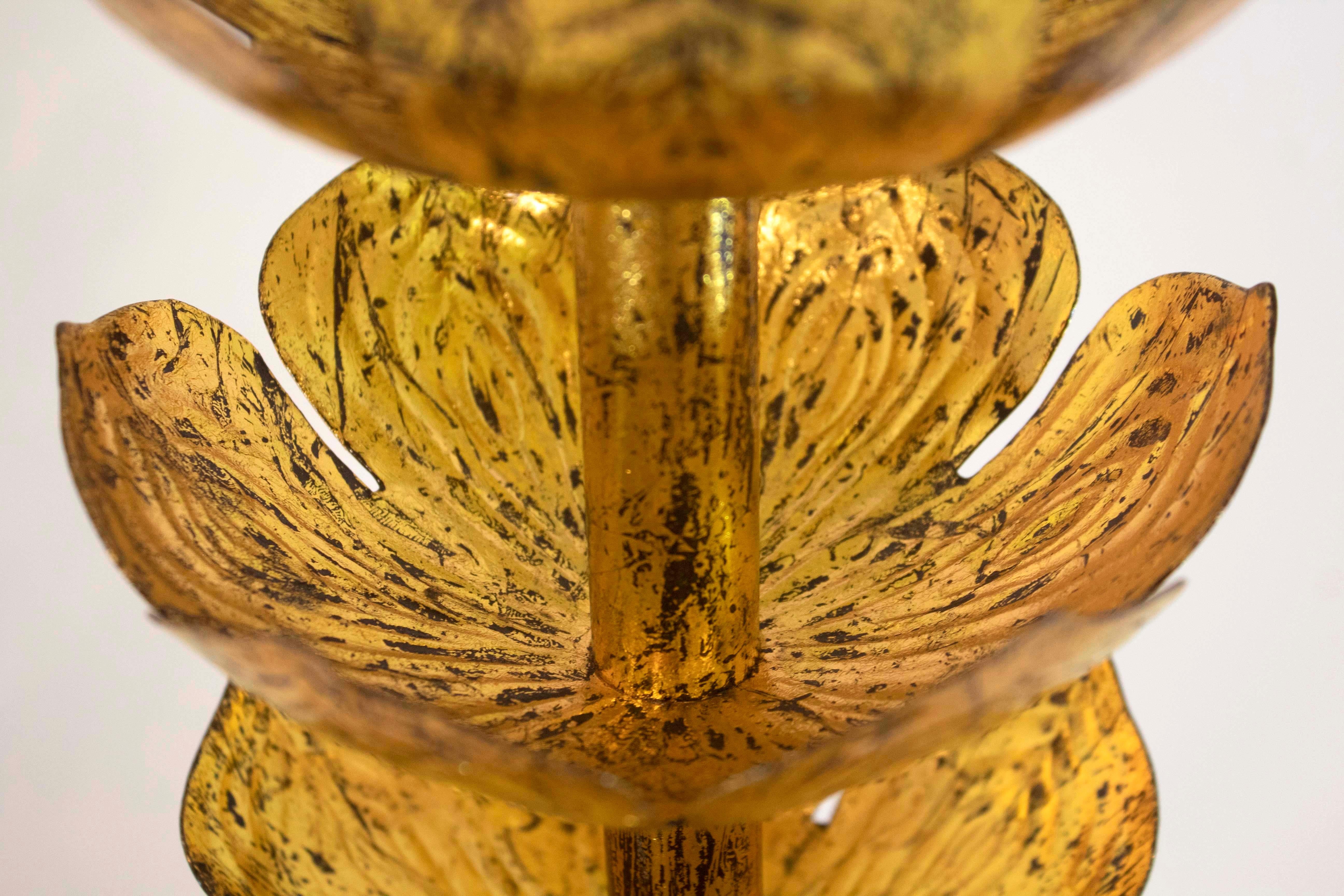 Métal Paire de grands lampadaires lotus en fleurs d'or Jamie Young en vente