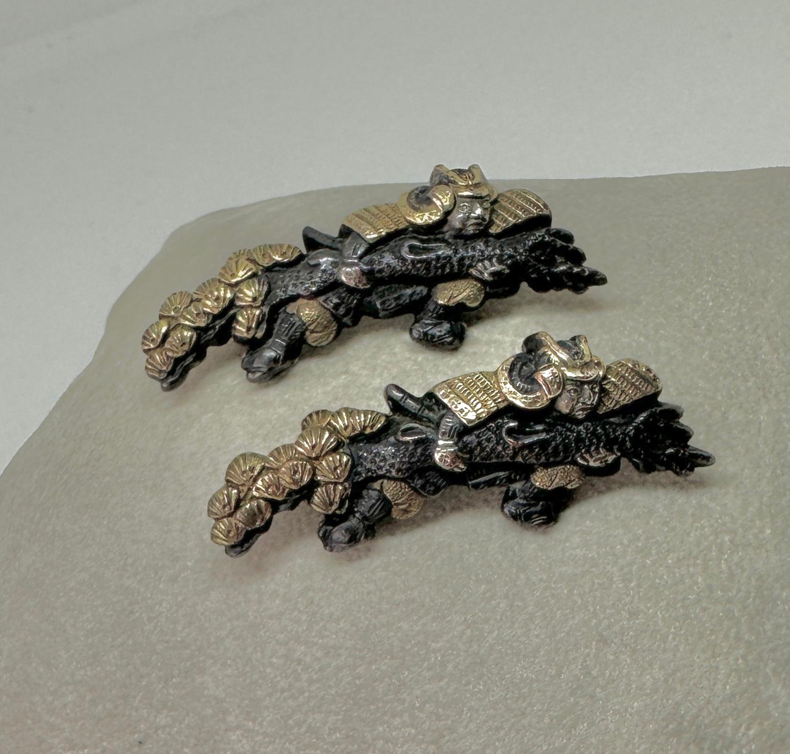 Mouvement esthétique Paire de broches japonaises Shakudo Sea Dragon Samurai Warrior Lily Pad Gold Victorian en vente