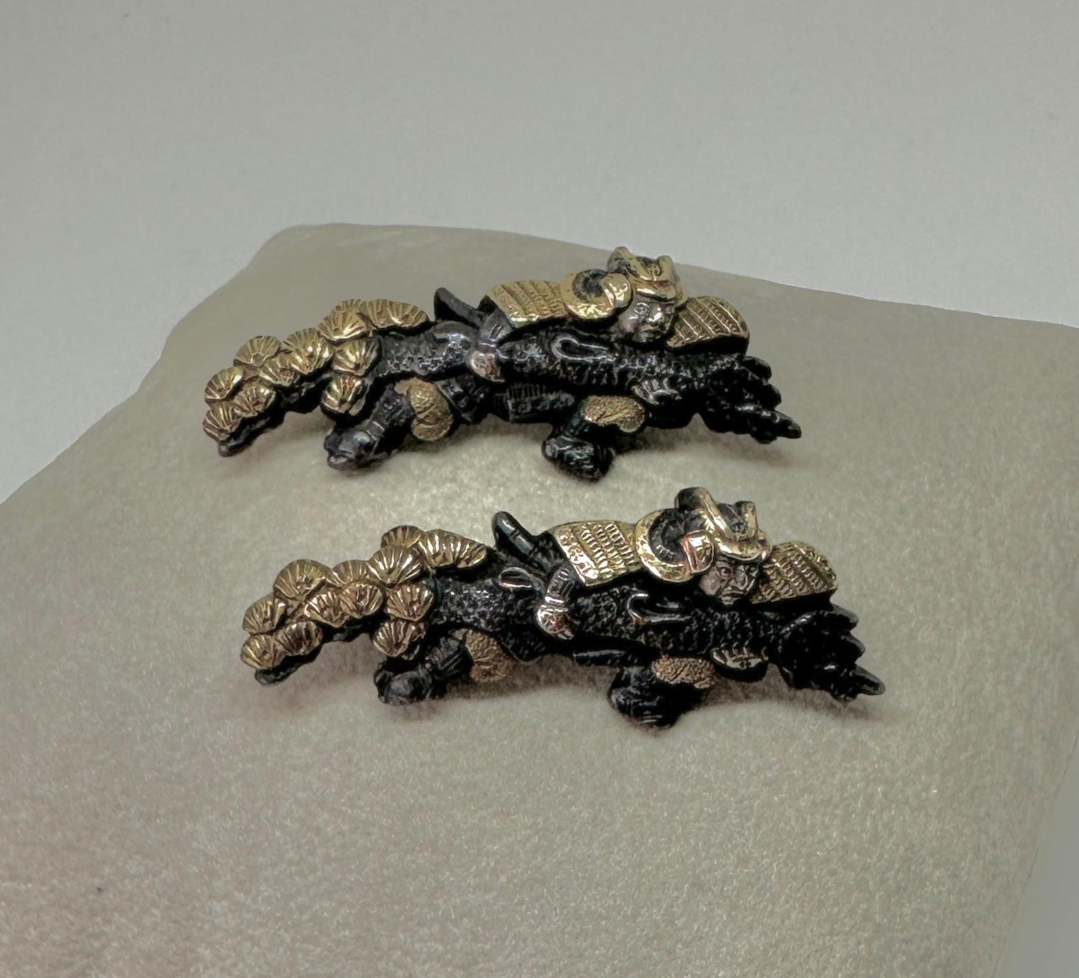 Paire de broches japonaises Shakudo Sea Dragon Samurai Warrior Lily Pad Gold Victorian Excellent état - En vente à New York, NY