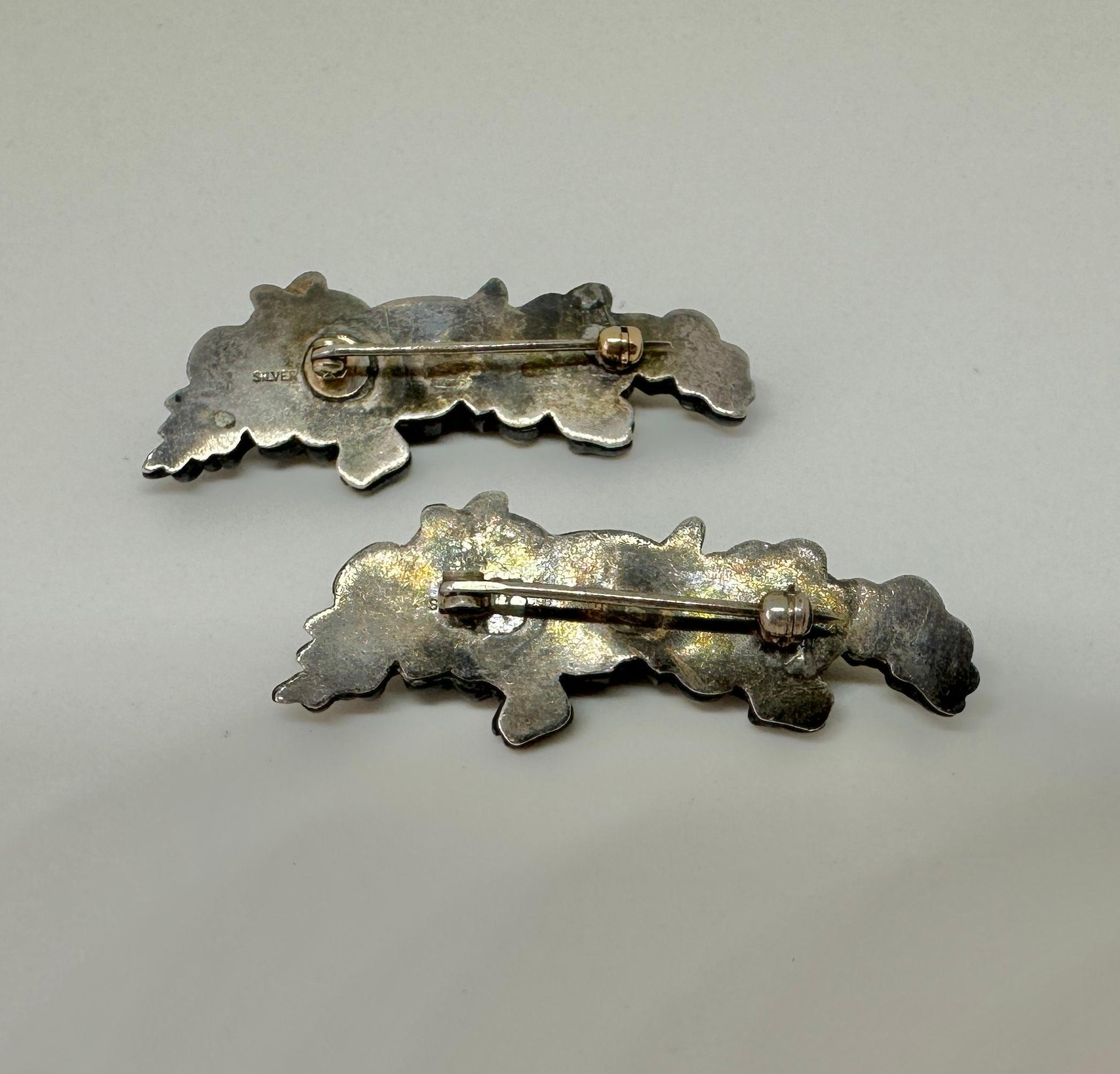 Paire de broches japonaises Shakudo Sea Dragon Samurai Warrior Lily Pad Gold Victorian en vente 4