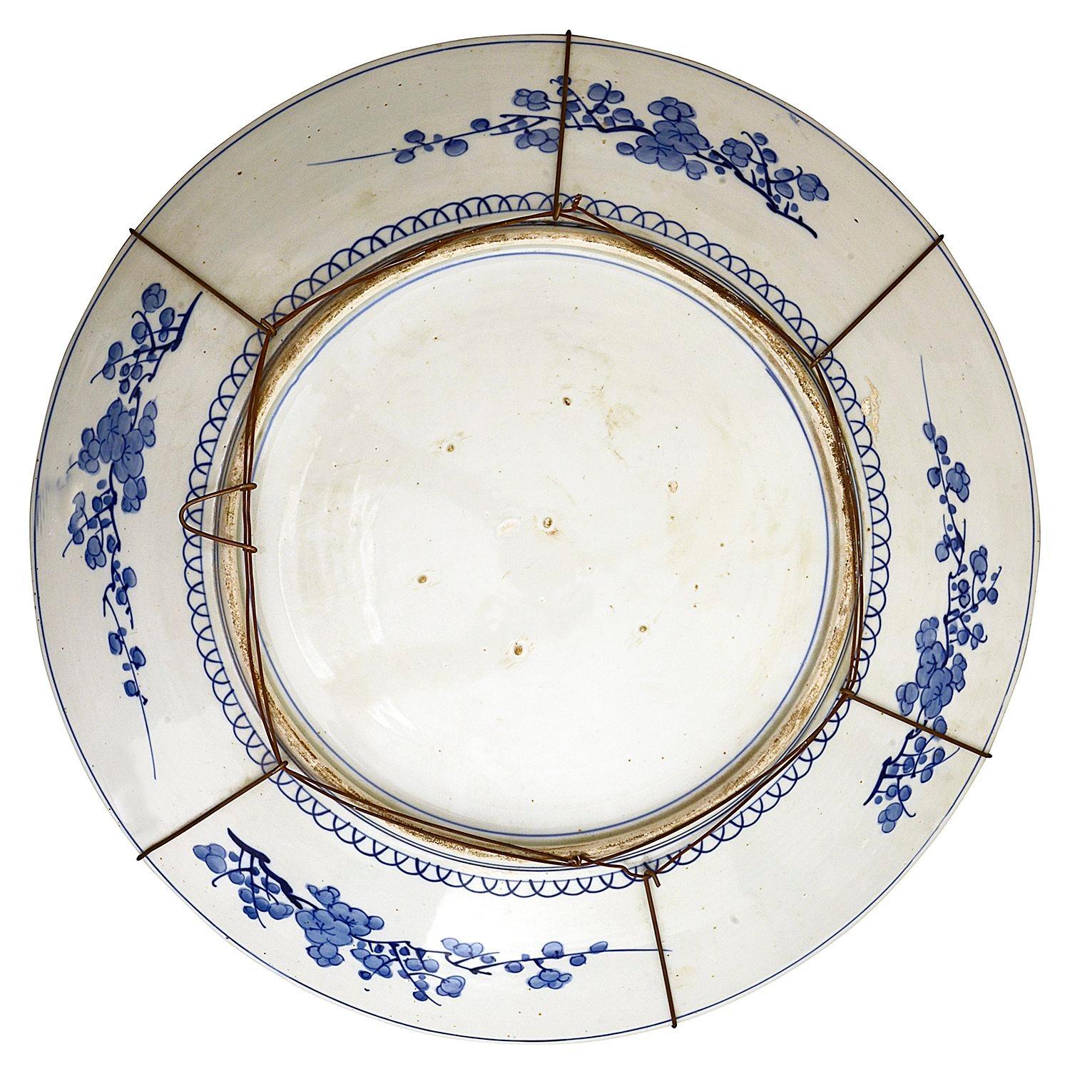 Pair Japanese Arita Blue and White chargers, circa 1900 In Good Condition For Sale In Brighton, Sussex