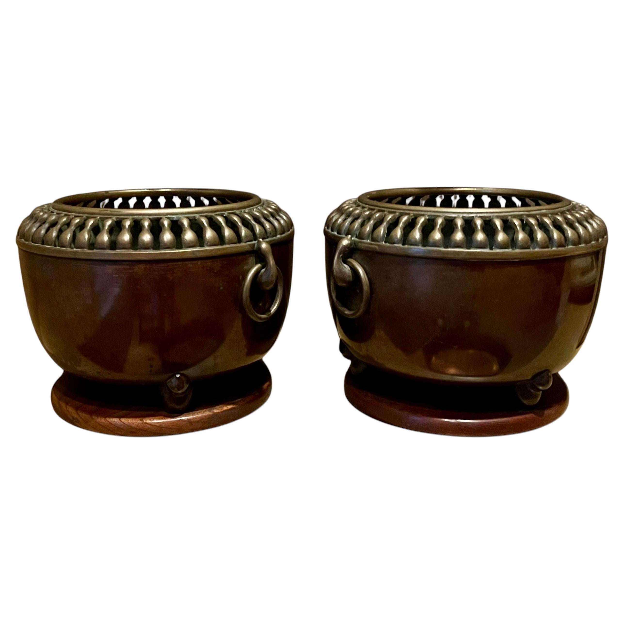 Paire de cache-pots ou pots à orchidées Art déco japonais de l'époque Taishō, en bronze, vers 1920