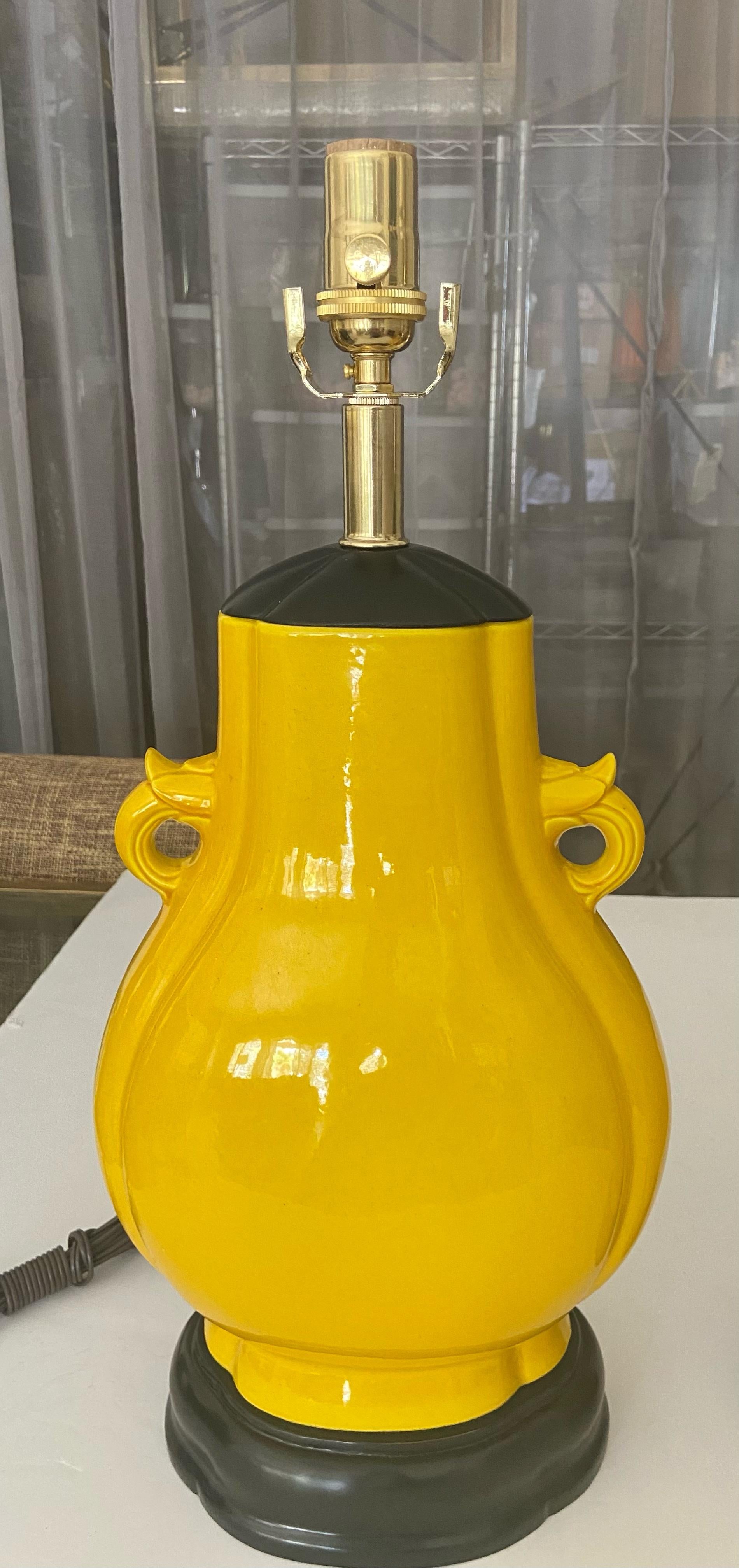 Paire de lampes de bureau japonaises en porcelaine jaune vif de style asiatique en vente 4
