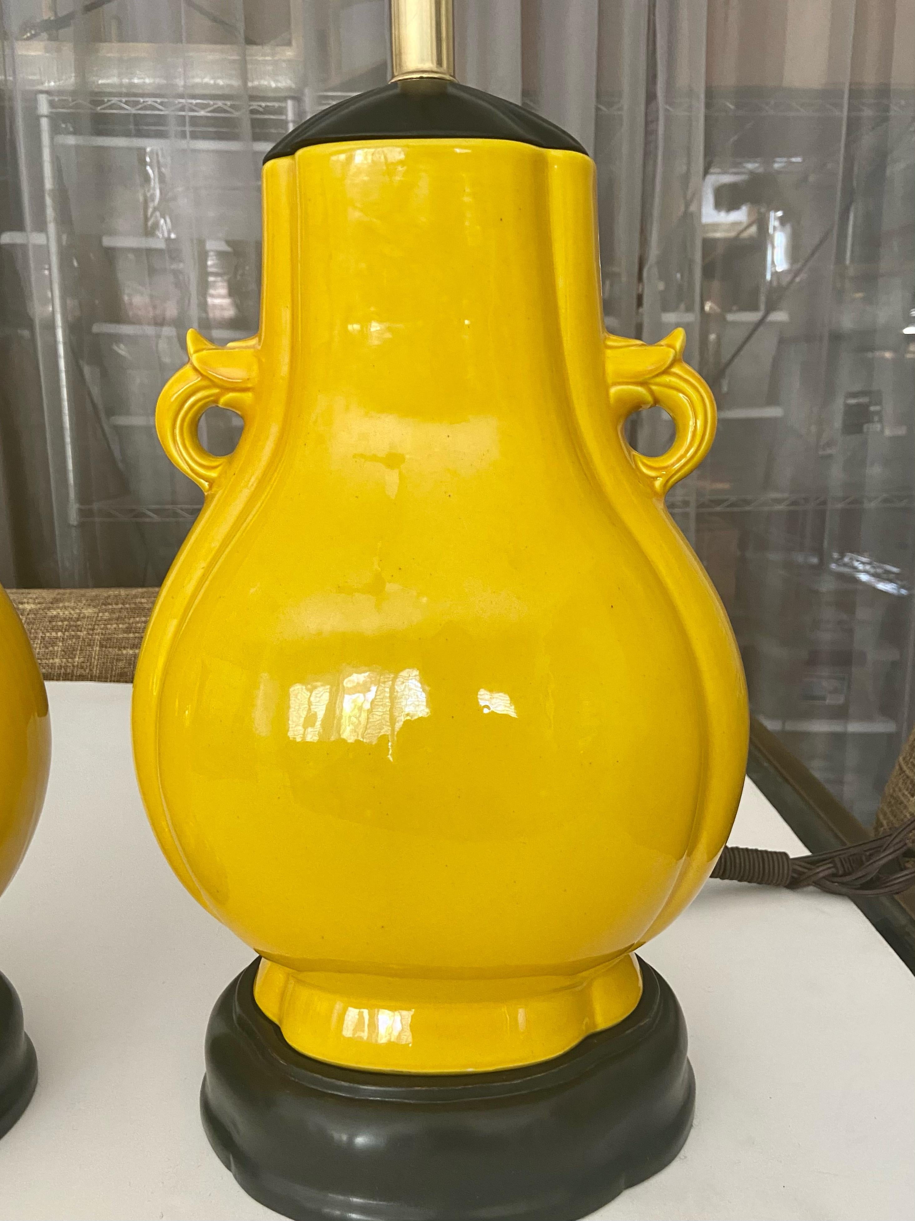 Paire de lampes de bureau japonaises en porcelaine jaune vif de style asiatique en vente 5