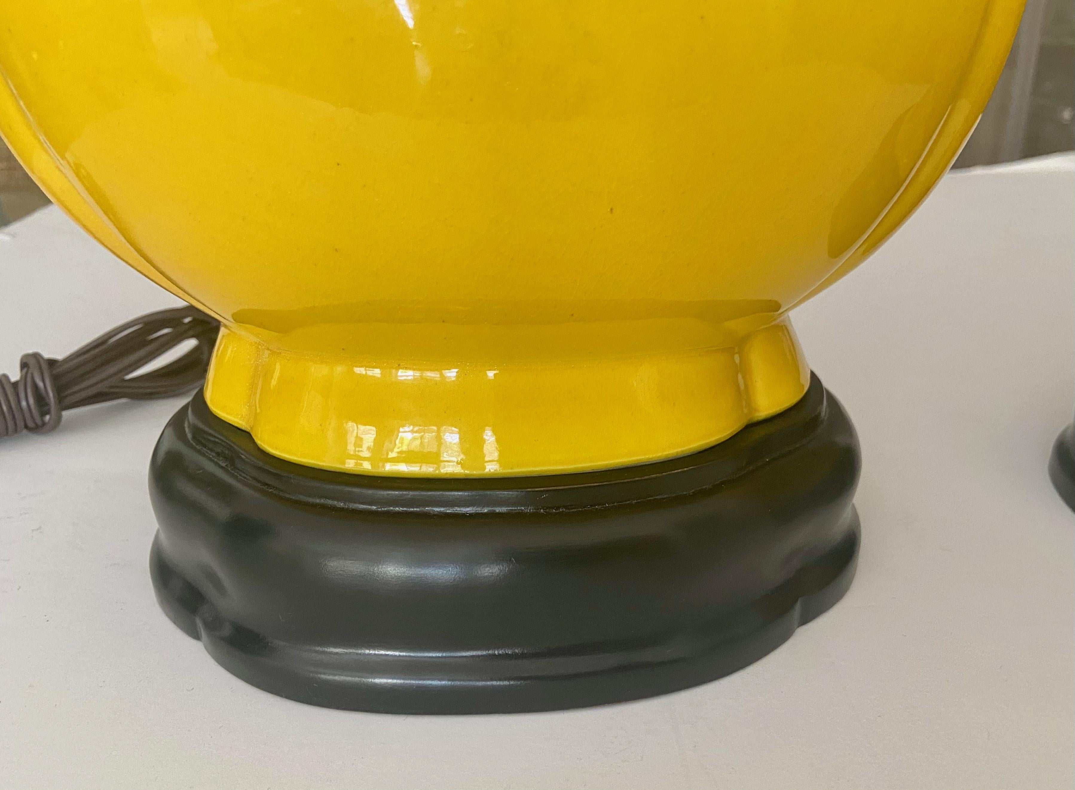 Paar japanische asiatische leuchtend gelbe Porzellan-Tischlampen im Angebot 6