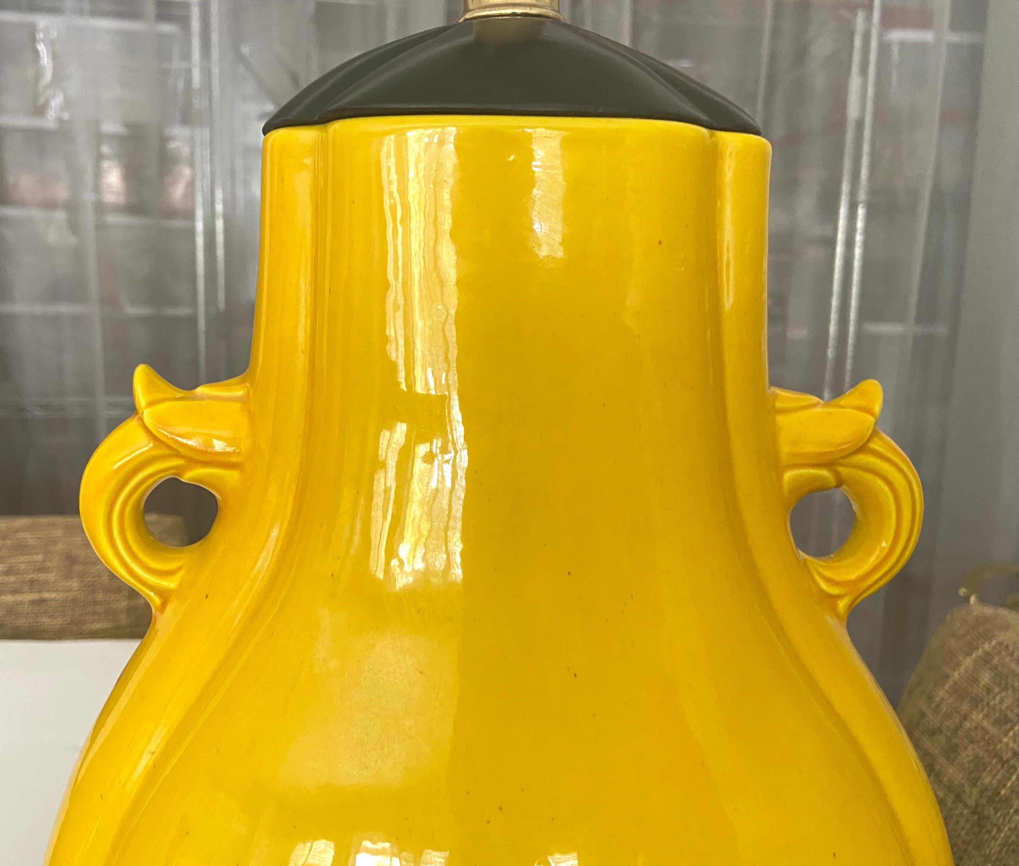 Paire de lampes de bureau japonaises en porcelaine jaune vif de style asiatique en vente 10