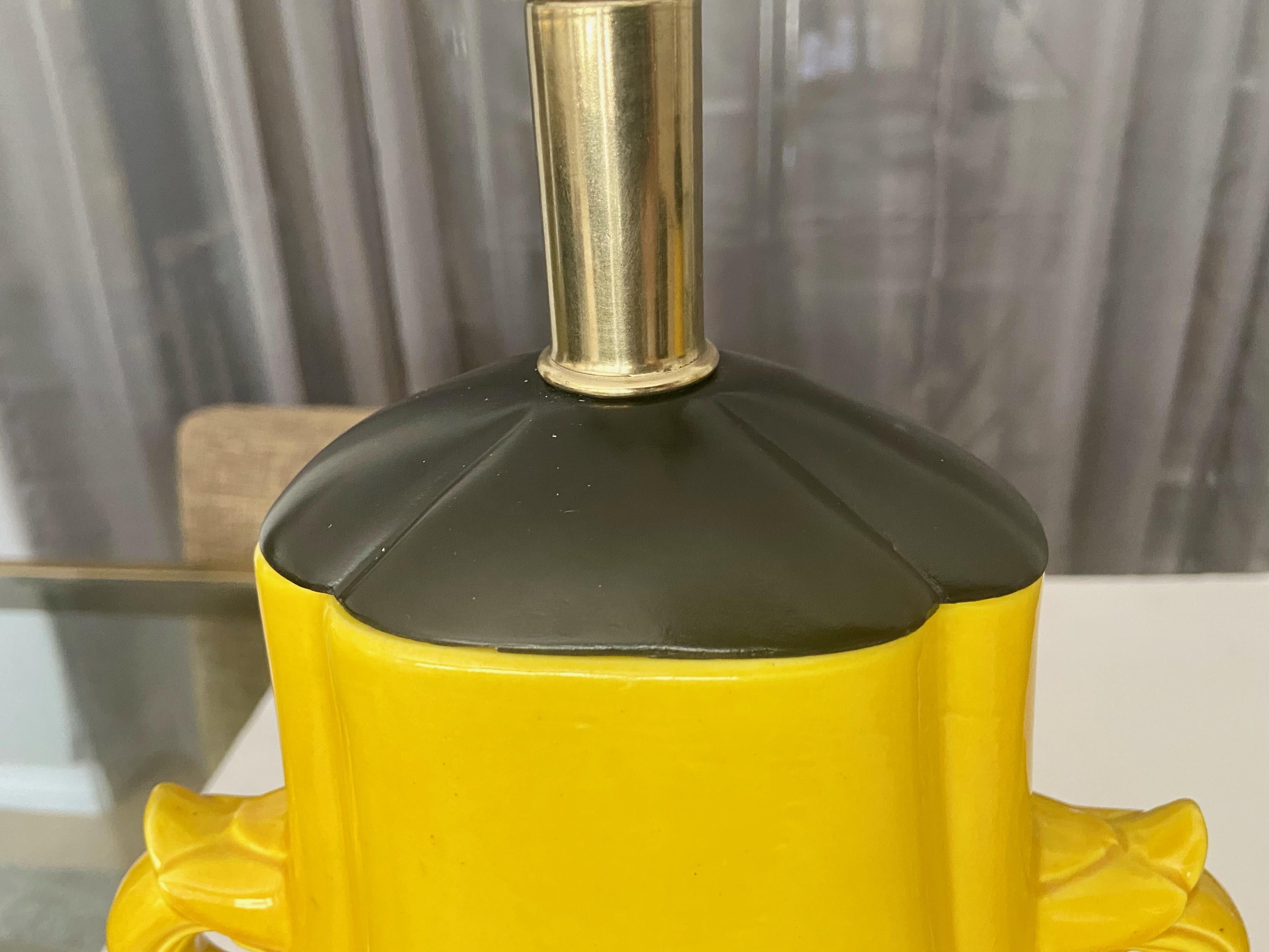 Paar japanische asiatische leuchtend gelbe Porzellan-Tischlampen im Angebot 11