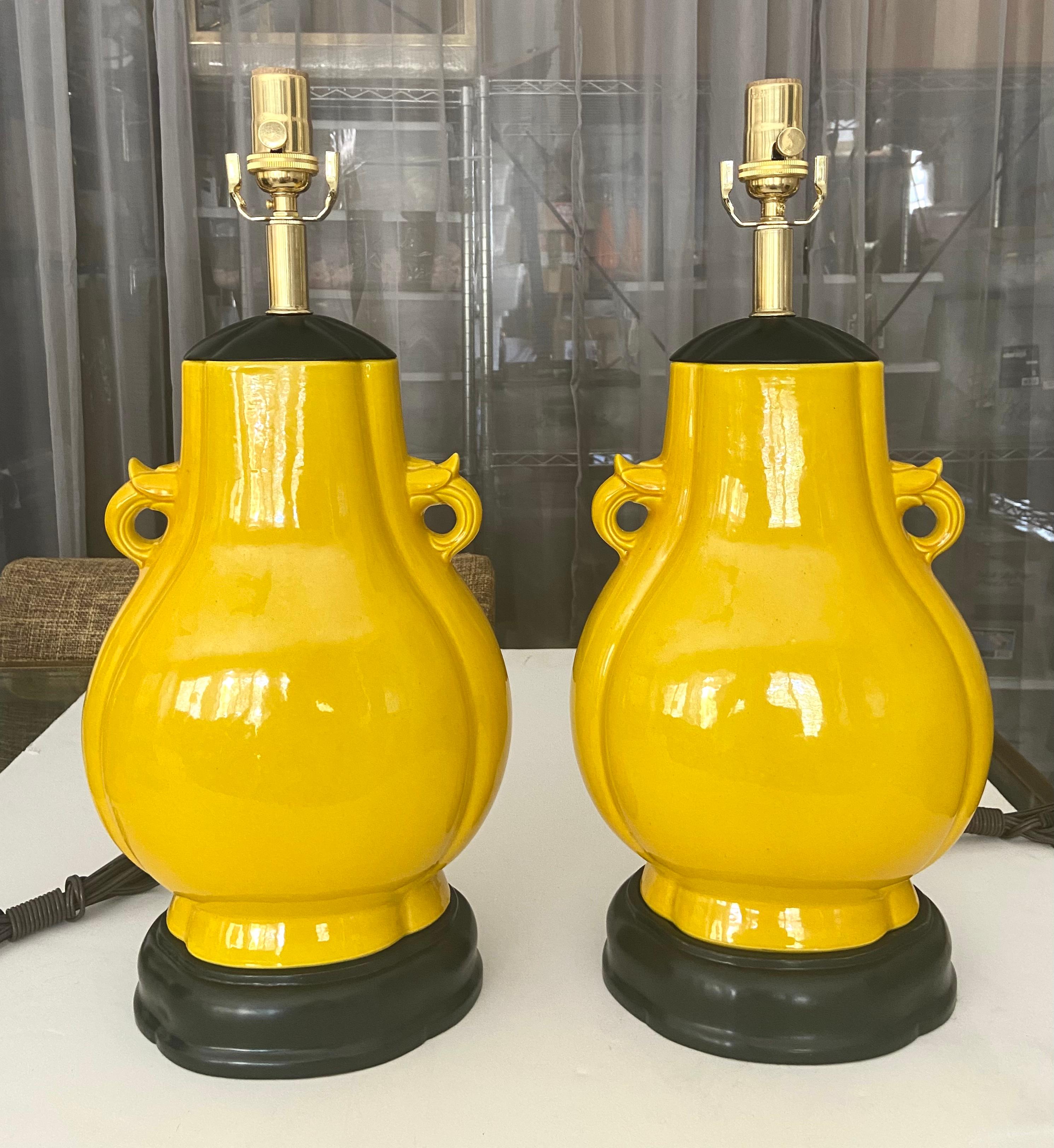 Paar japanische asiatische leuchtend gelbe Porzellan-Tischlampen im Angebot 13