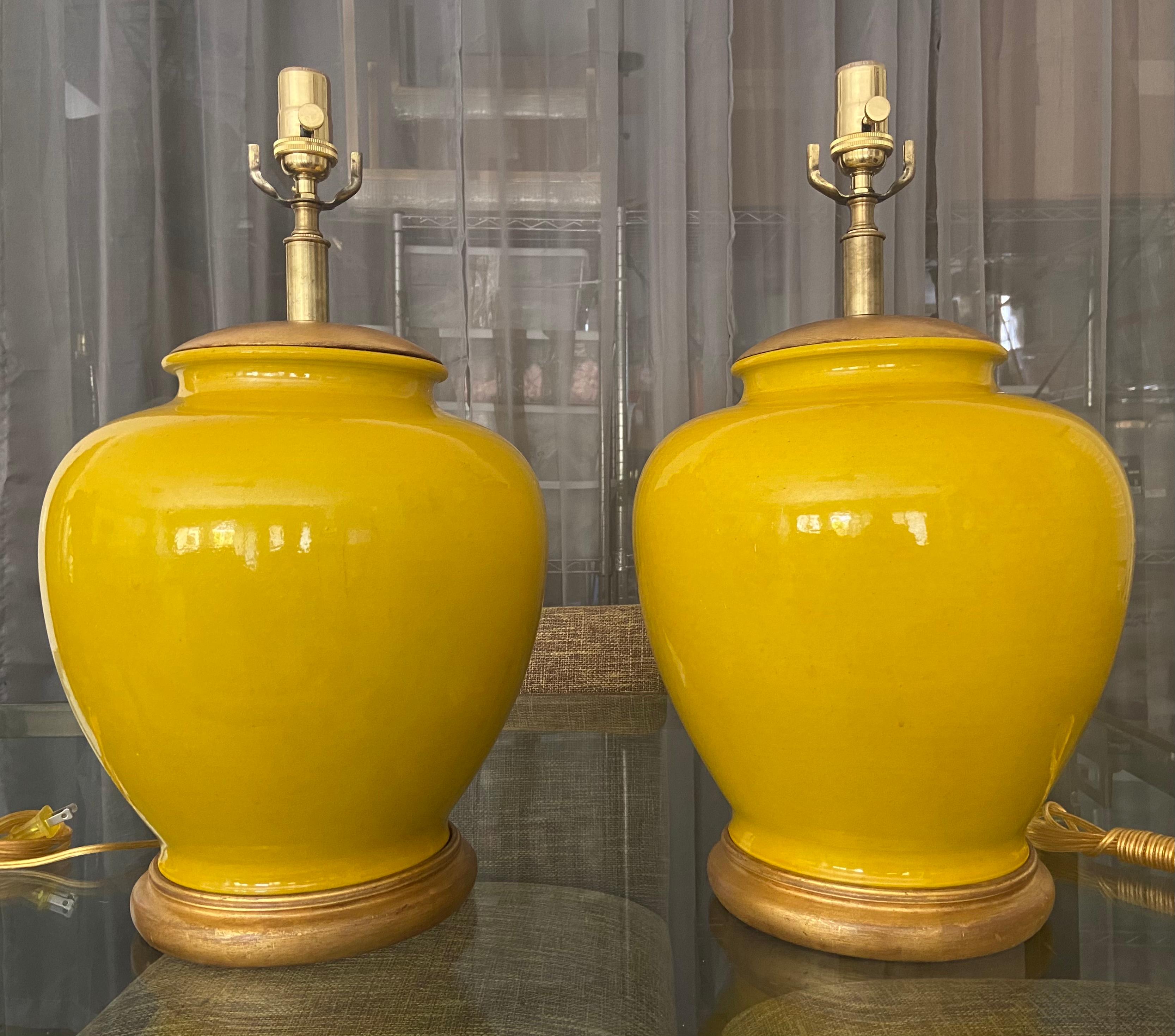 Paire de grands vases en porcelaine japonaise de couleur jaune vif en forme de pot, montés sur des bases de lampe et un couvercle en bois tourné doré et antiquité. Le câblage a été refait à neuf avec de nouvelles prises à 3 voies en laiton. Le vase