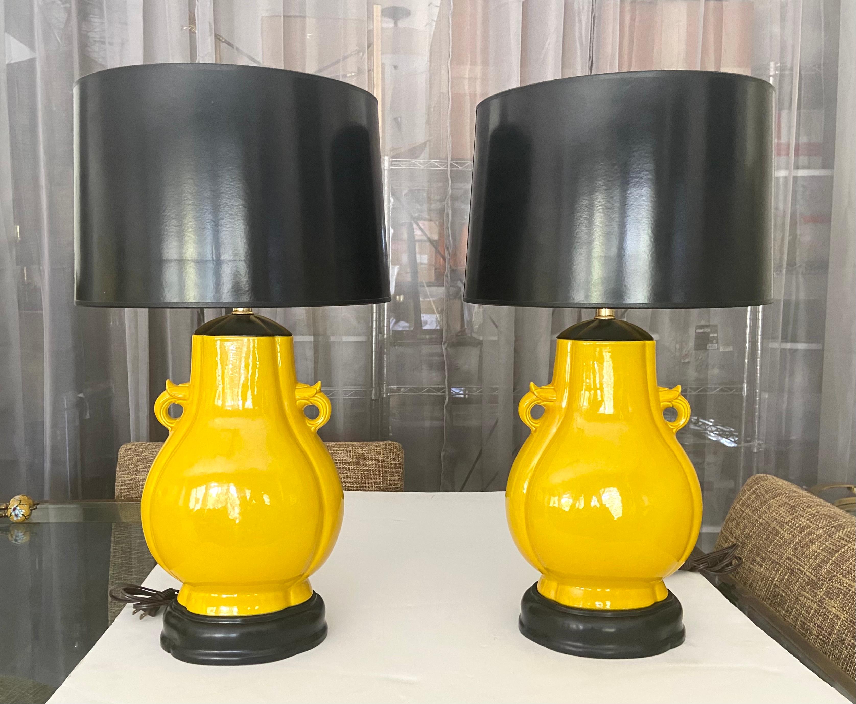 Paire de lampes de bureau japonaises en porcelaine jaune vif de style asiatique en vente 14