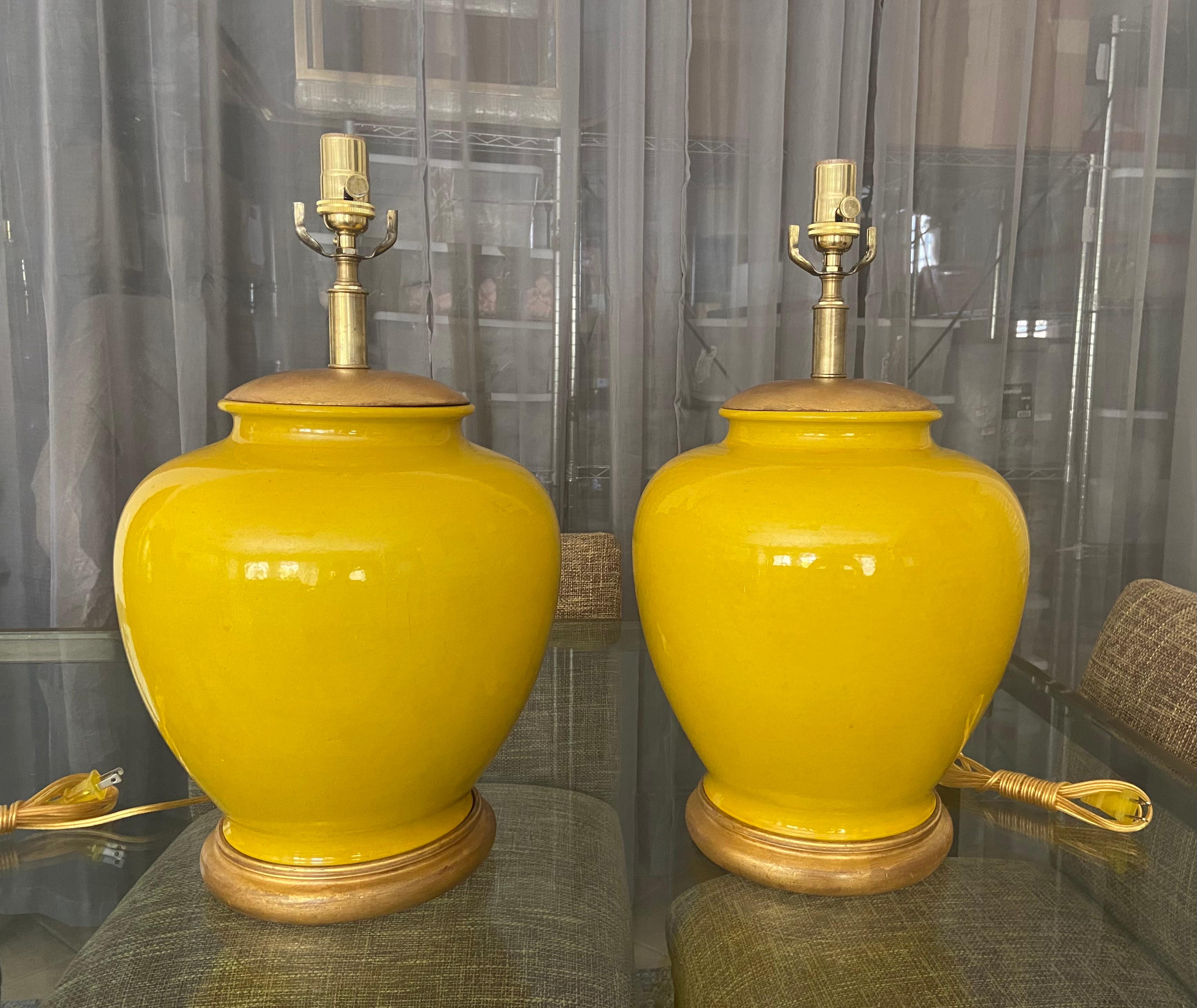 Japonais Paire de lampes de bureau japonaises en porcelaine jaune vif de style asiatique en vente