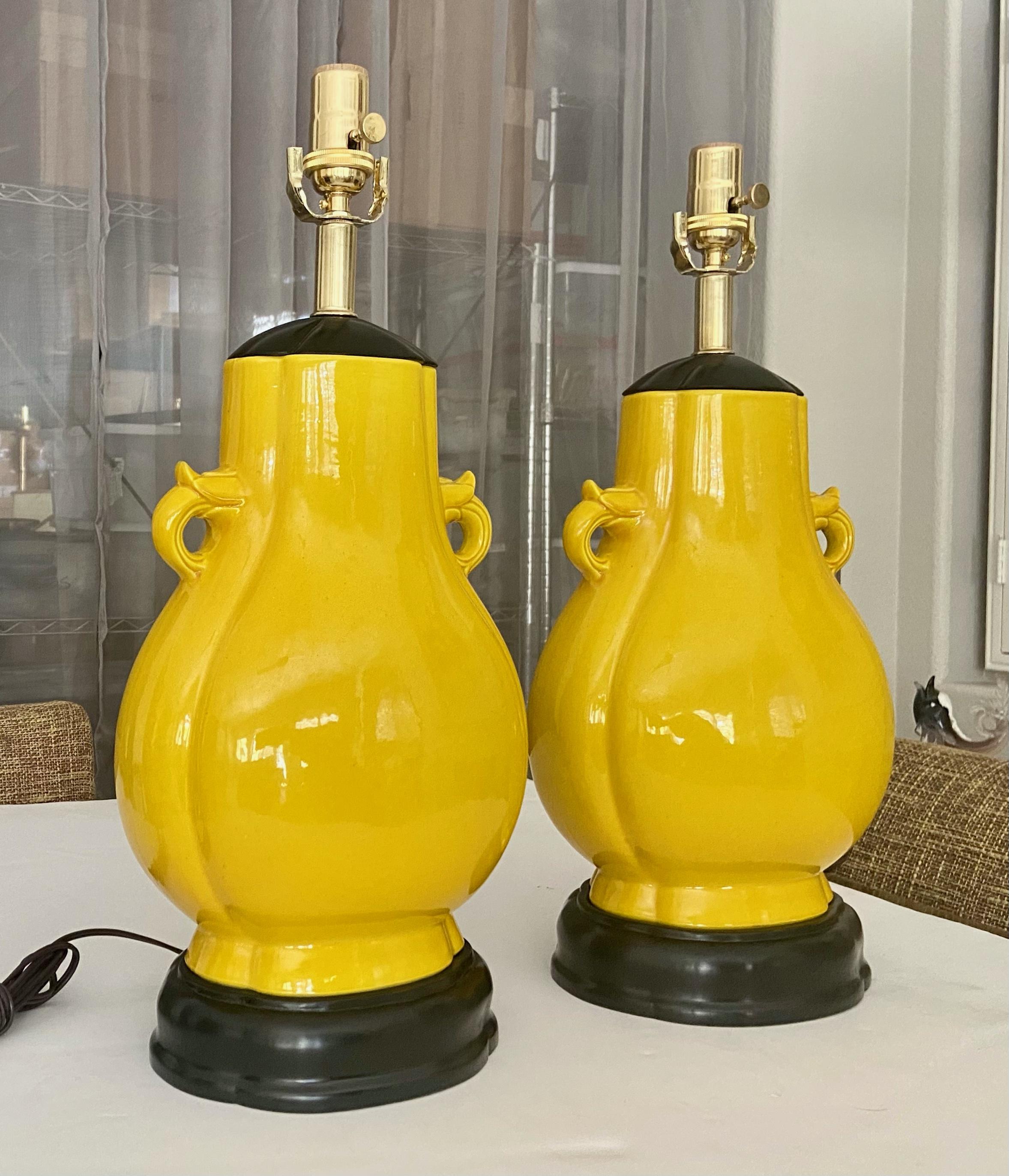Paar japanische asiatische leuchtend gelbe Porzellan-Tischlampen (Japanisch) im Angebot