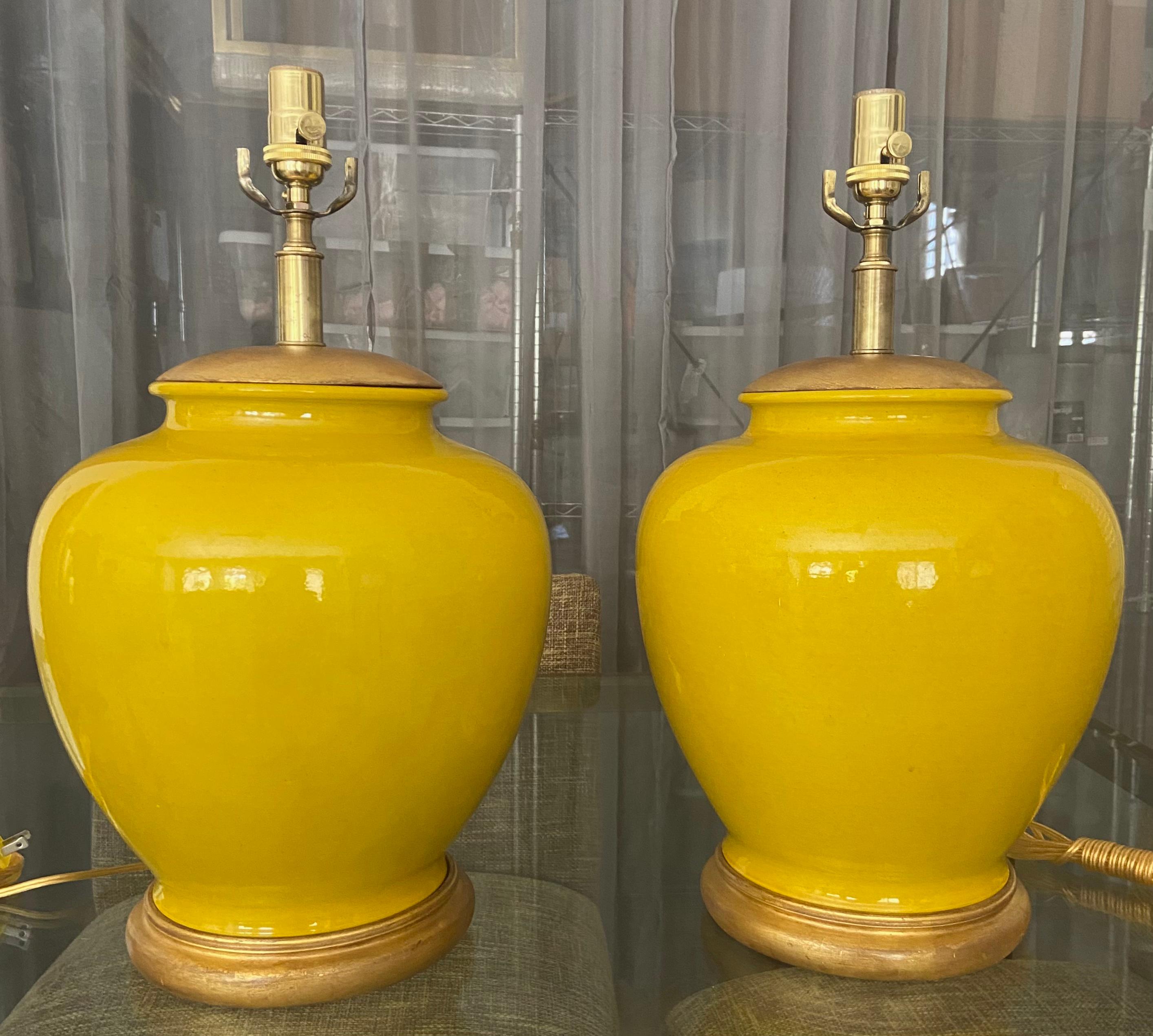 Paire de lampes de bureau japonaises en porcelaine jaune vif de style asiatique Bon état - En vente à Palm Springs, CA