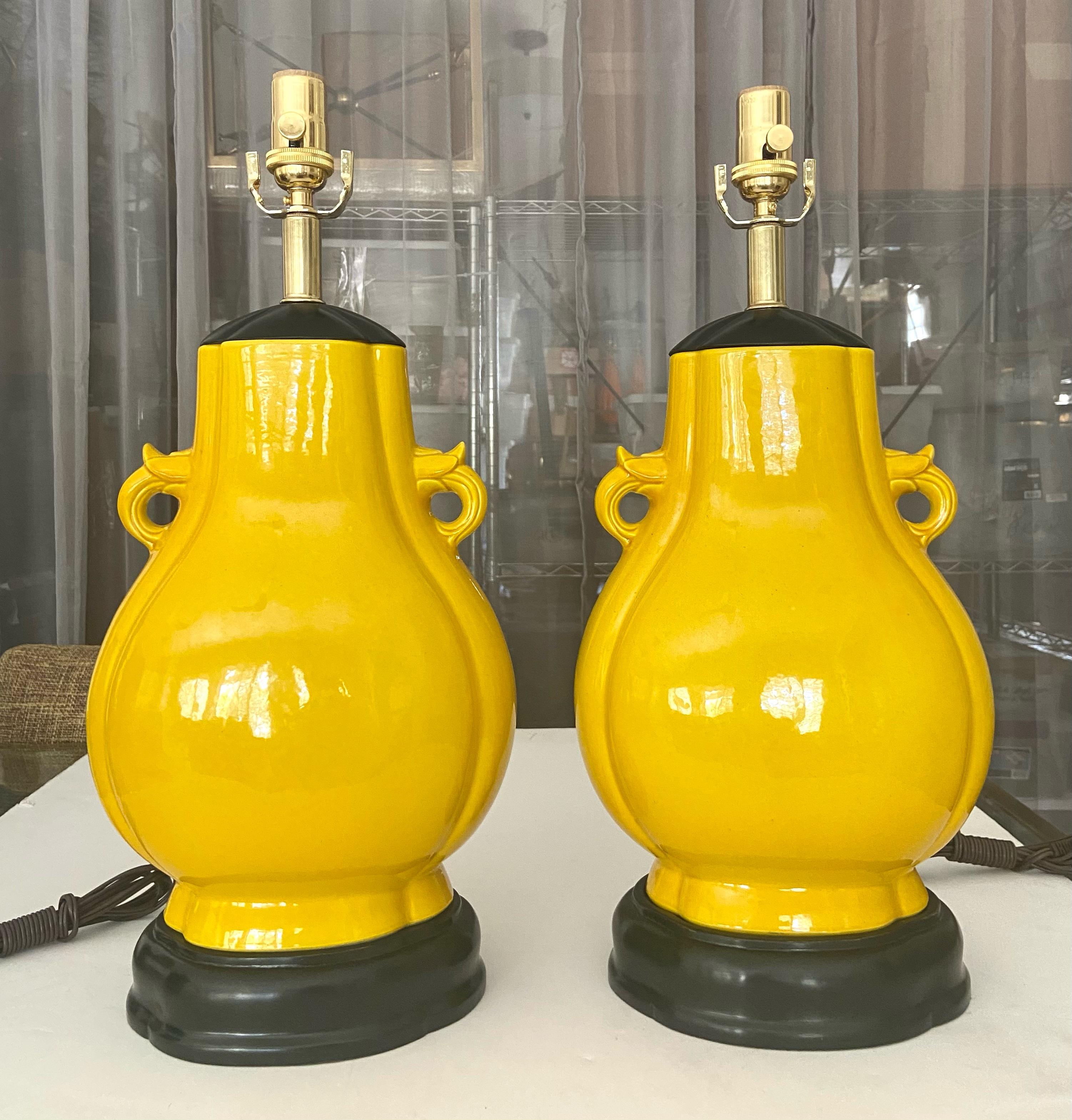 Paire de lampes de bureau japonaises en porcelaine jaune vif de style asiatique Bon état - En vente à Palm Springs, CA