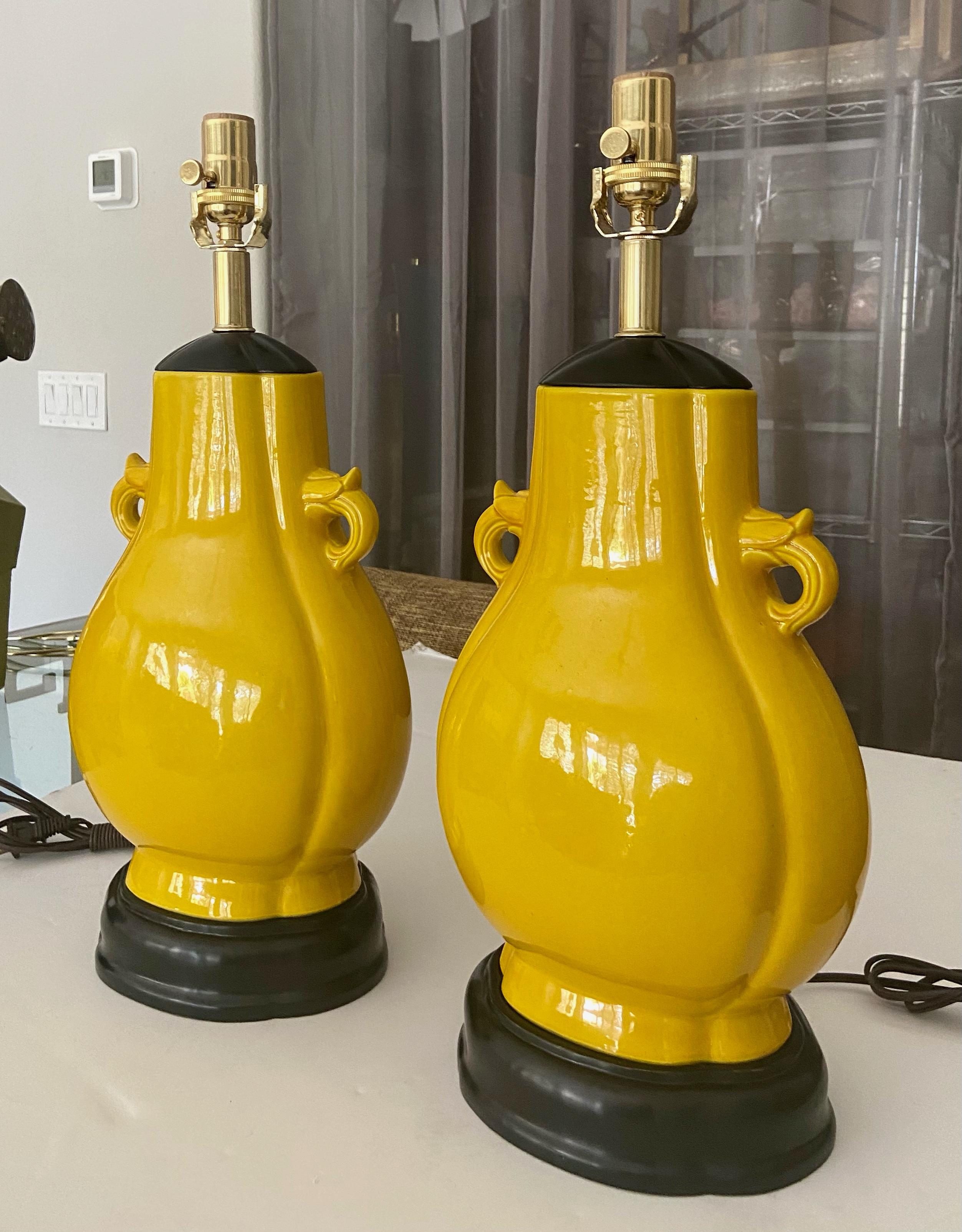 20ième siècle Paire de lampes de bureau japonaises en porcelaine jaune vif de style asiatique en vente