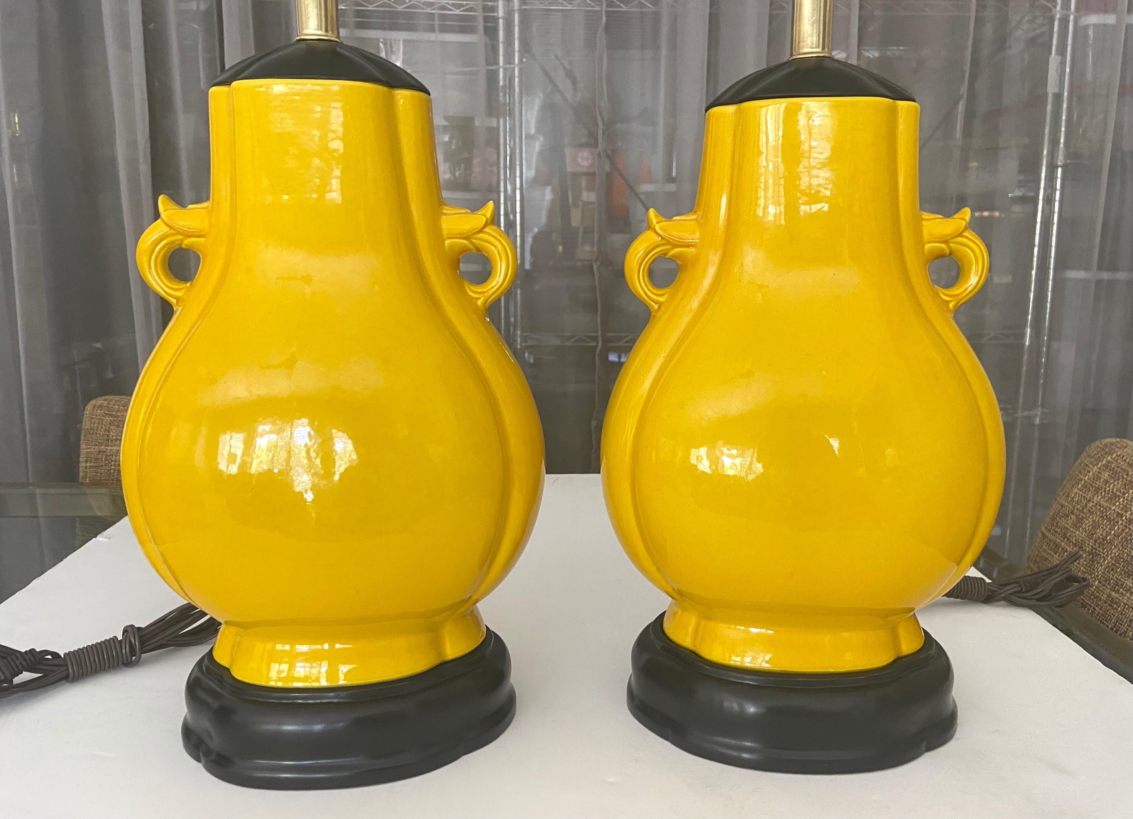 Paar japanische asiatische leuchtend gelbe Porzellan-Tischlampen (Messing) im Angebot