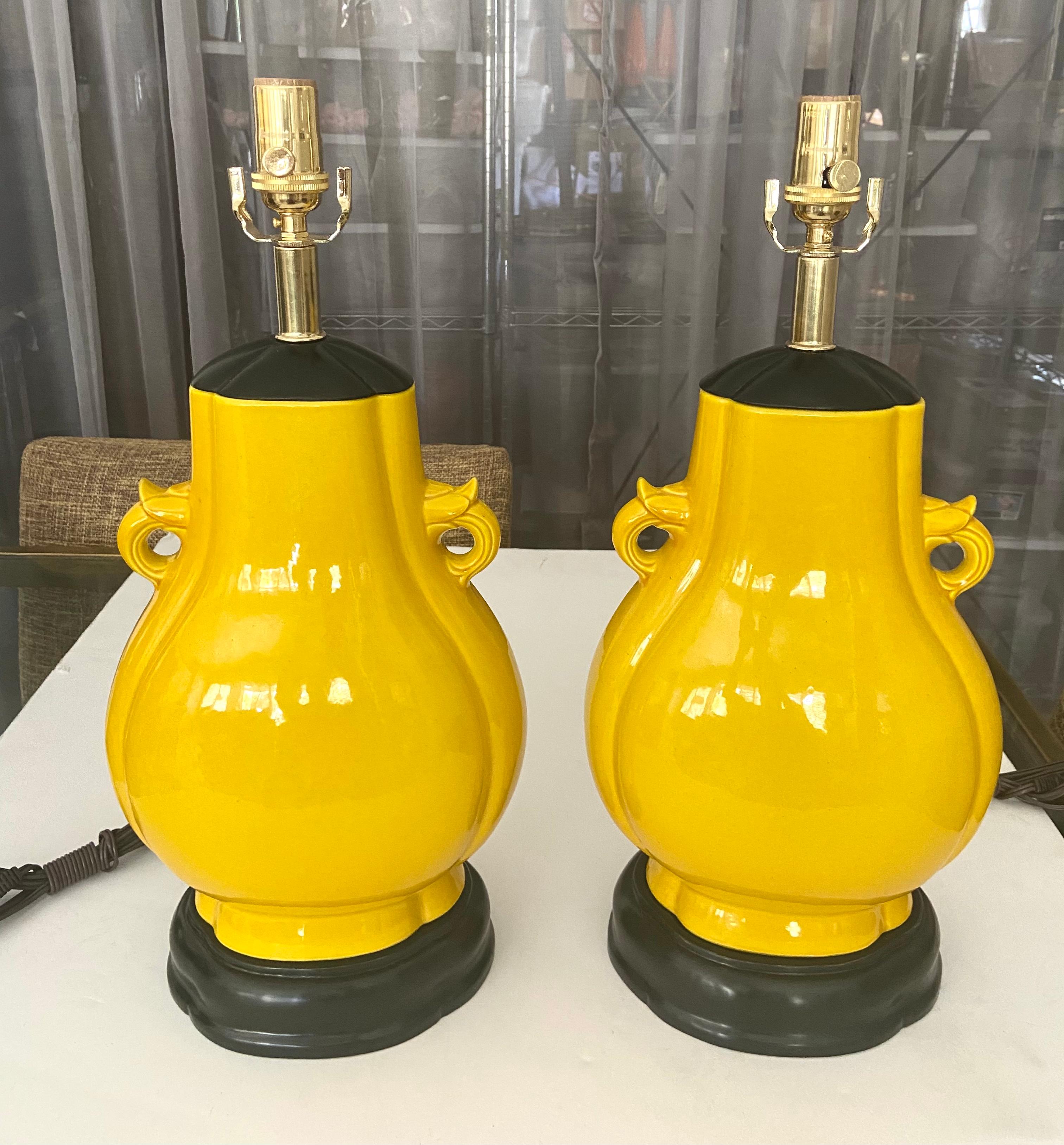 Paire de lampes de bureau japonaises en porcelaine jaune vif de style asiatique en vente 1