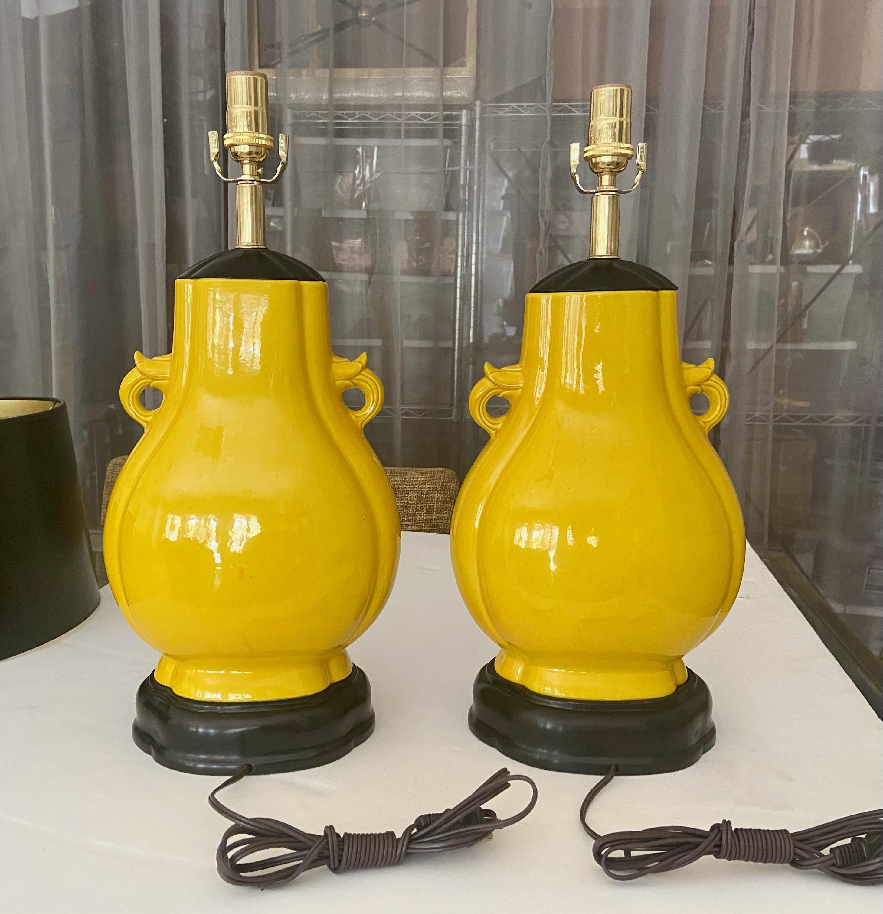 Paar japanische asiatische leuchtend gelbe Porzellan-Tischlampen im Angebot 2