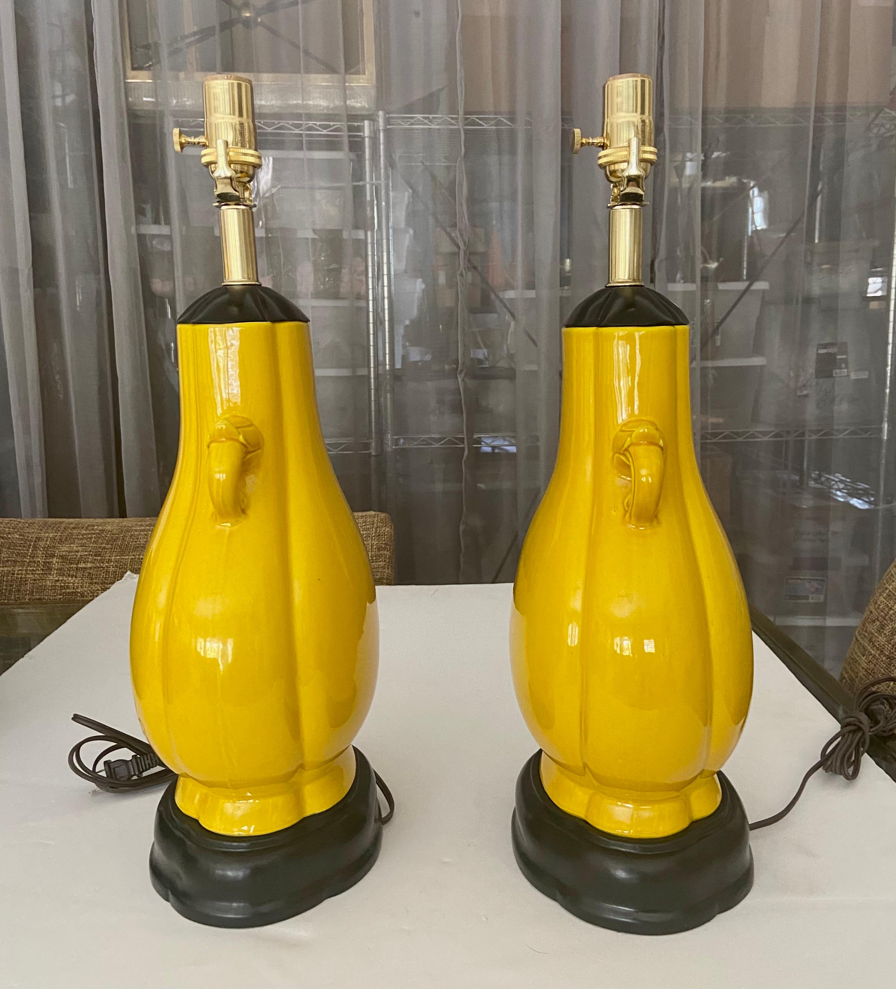 Paar japanische asiatische leuchtend gelbe Porzellan-Tischlampen im Angebot 3