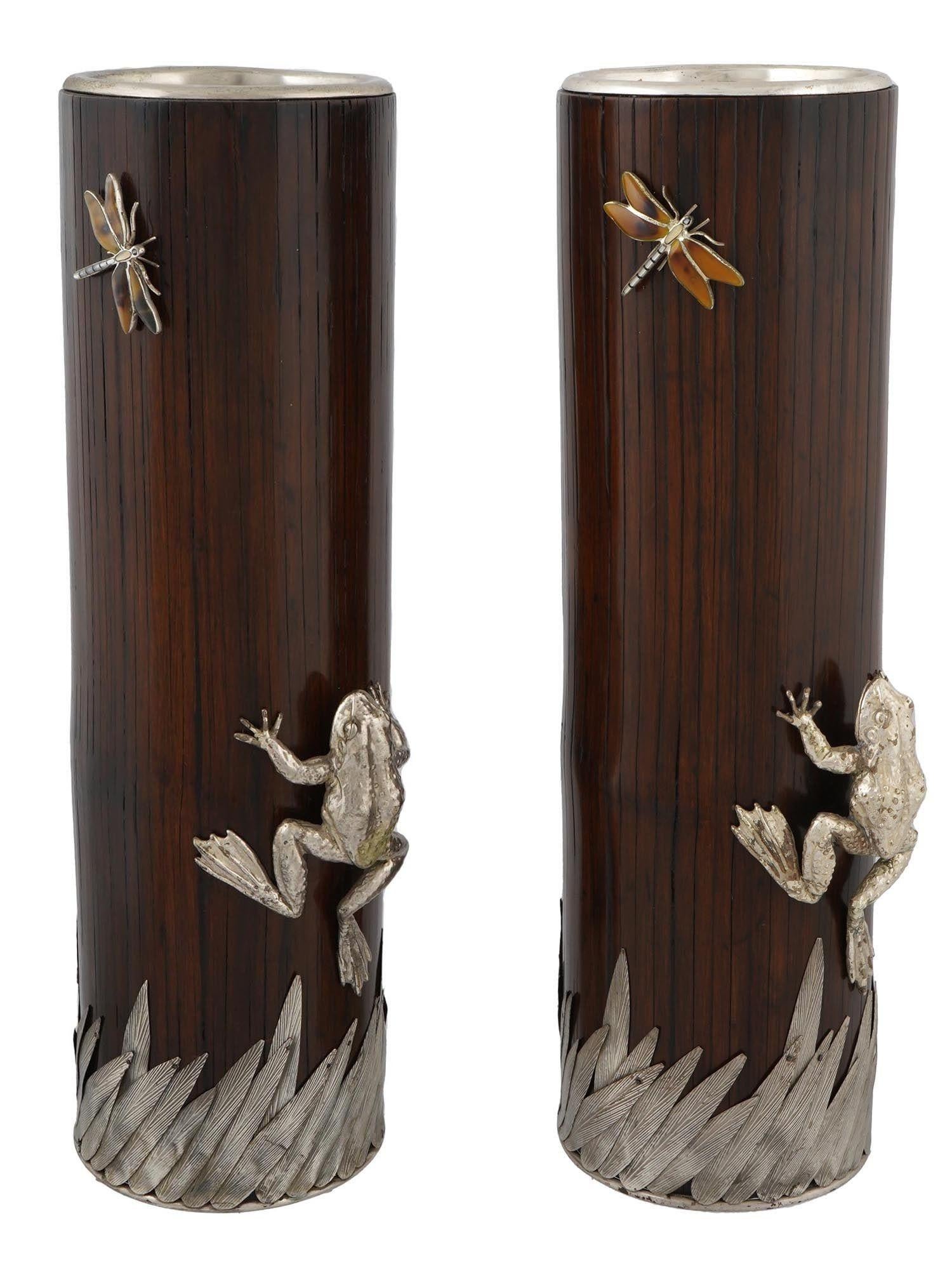 Paar japanische Bambusvasen mit Froschbeschlägen aus versilberter Bronze (Anglo-japanisch)