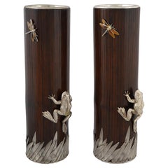 Paire de vases japonais en bambou avec montures de grenouilles en bronze argenté