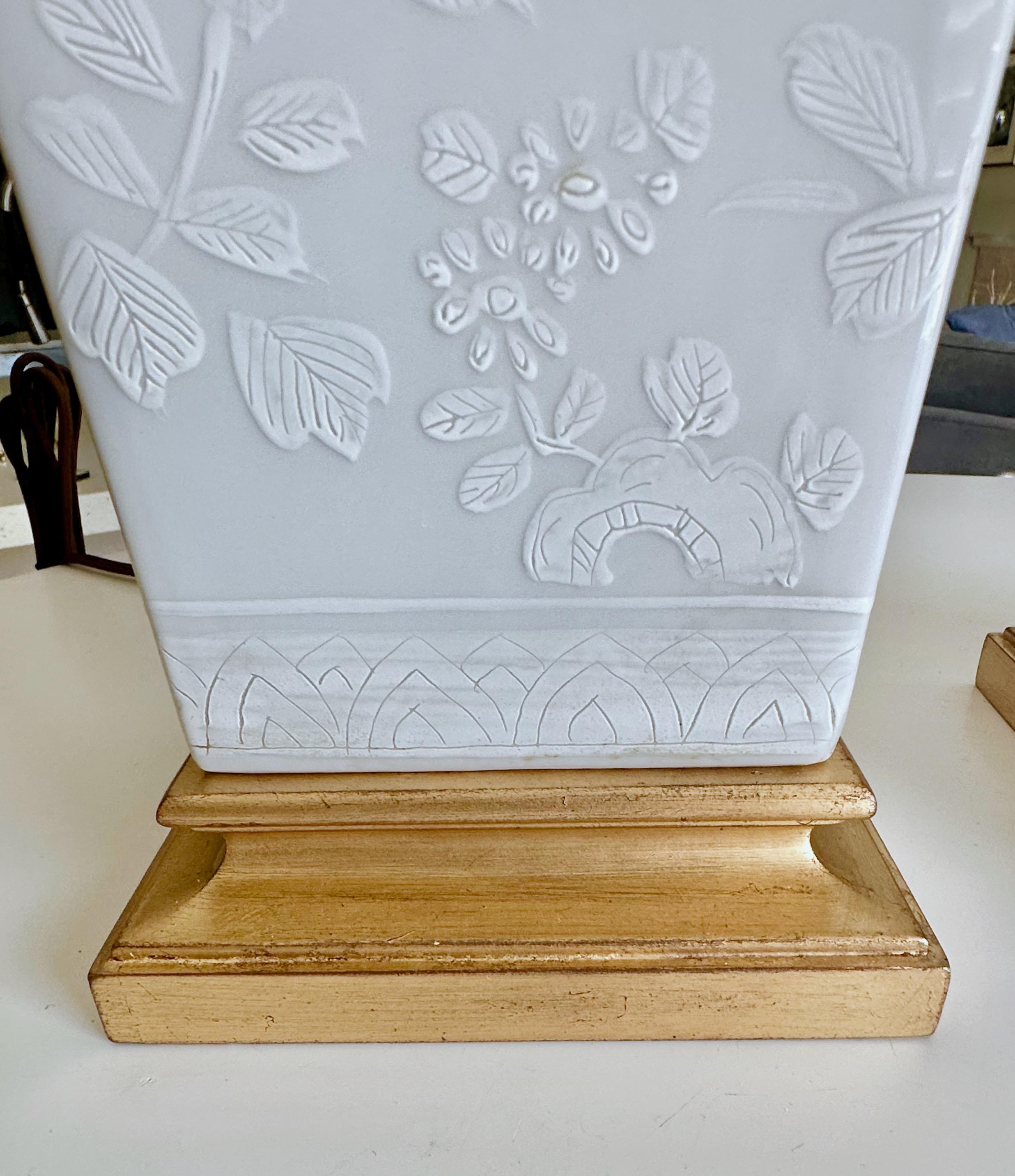 Pareja de lámparas de mesa japonesas de porcelana repujada Blanc De Shine en venta 4