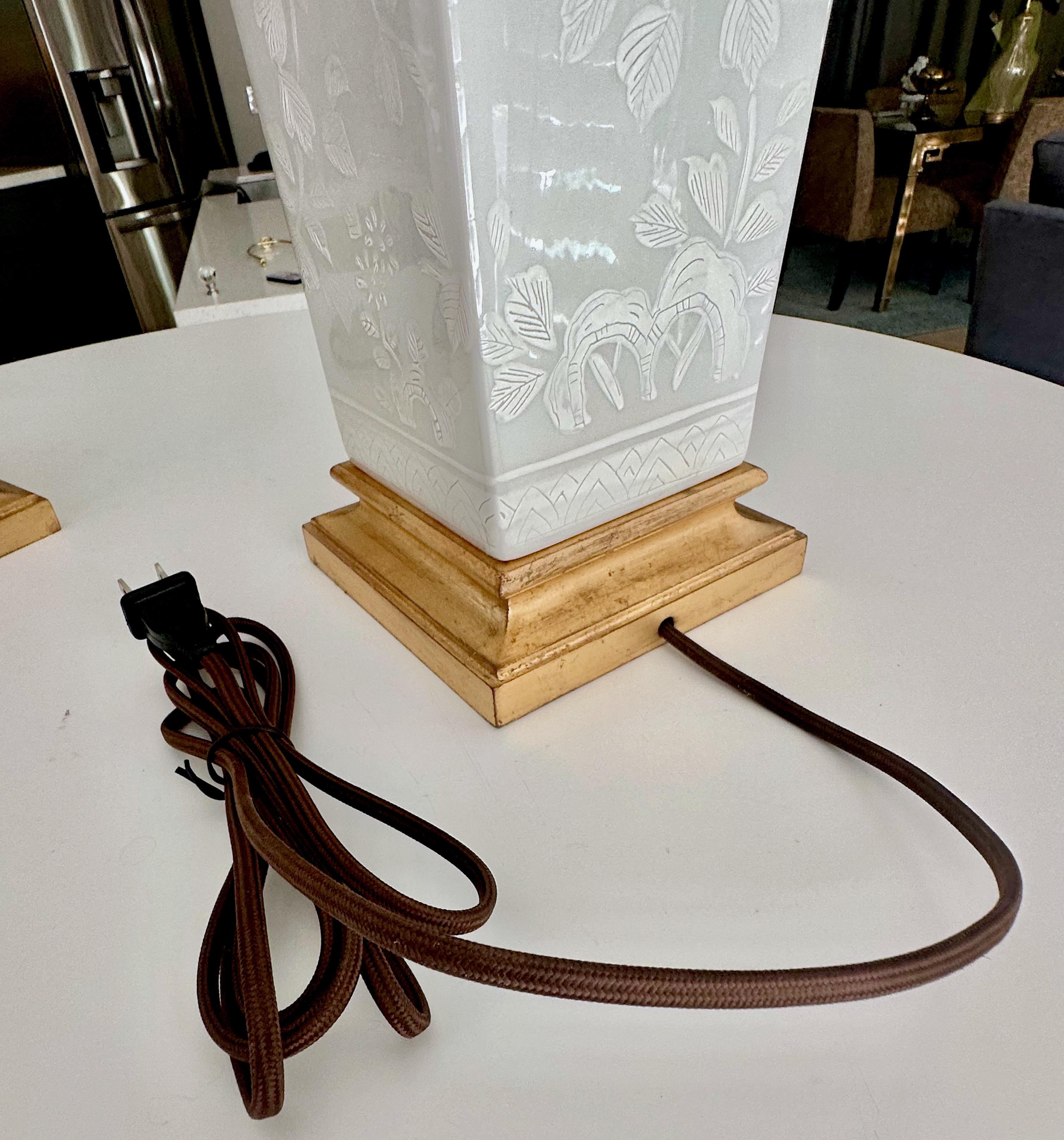 Pareja de lámparas de mesa japonesas de porcelana repujada Blanc De Shine en venta 5