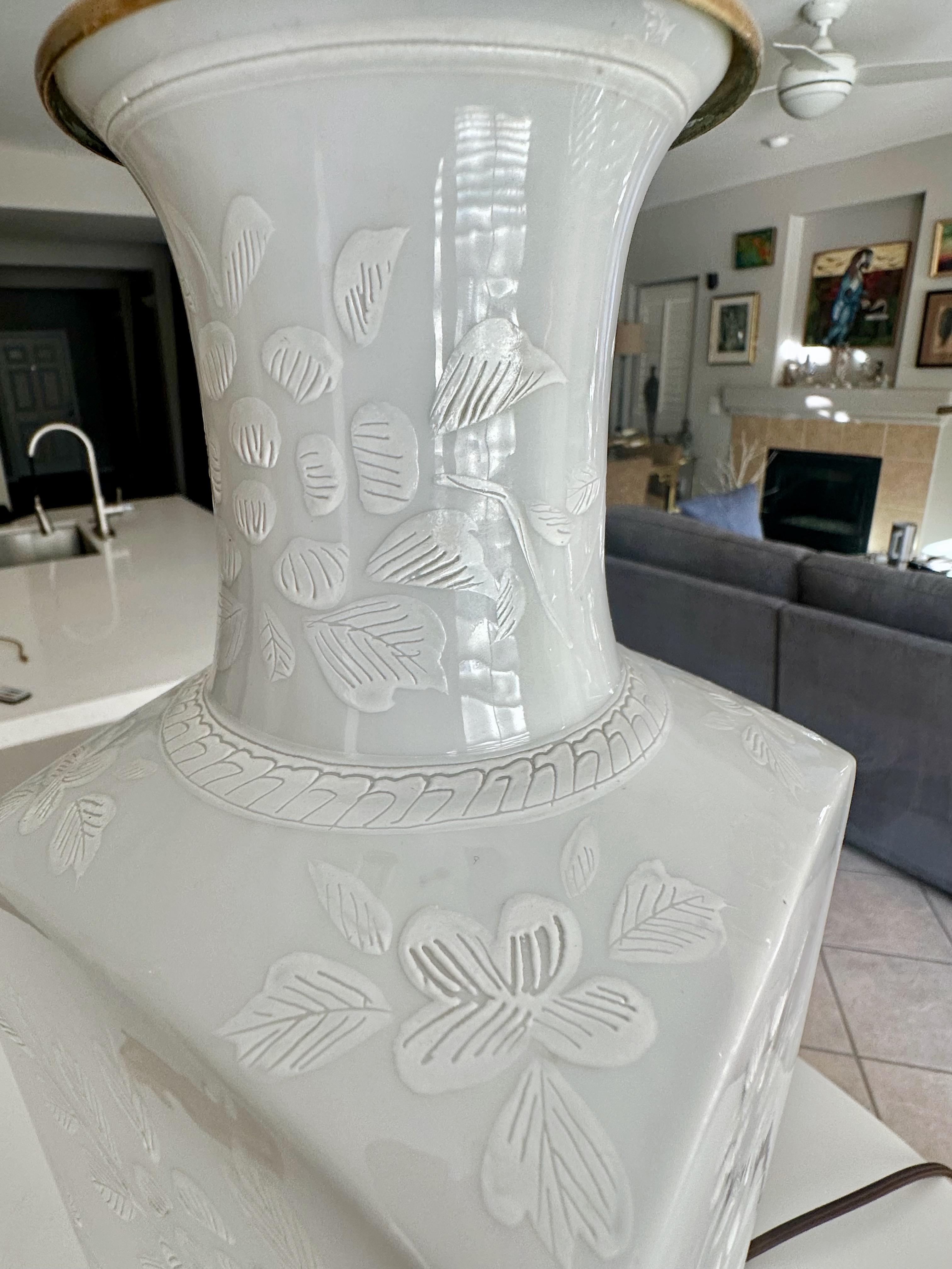Pareja de lámparas de mesa japonesas de porcelana repujada Blanc De Shine en venta 6