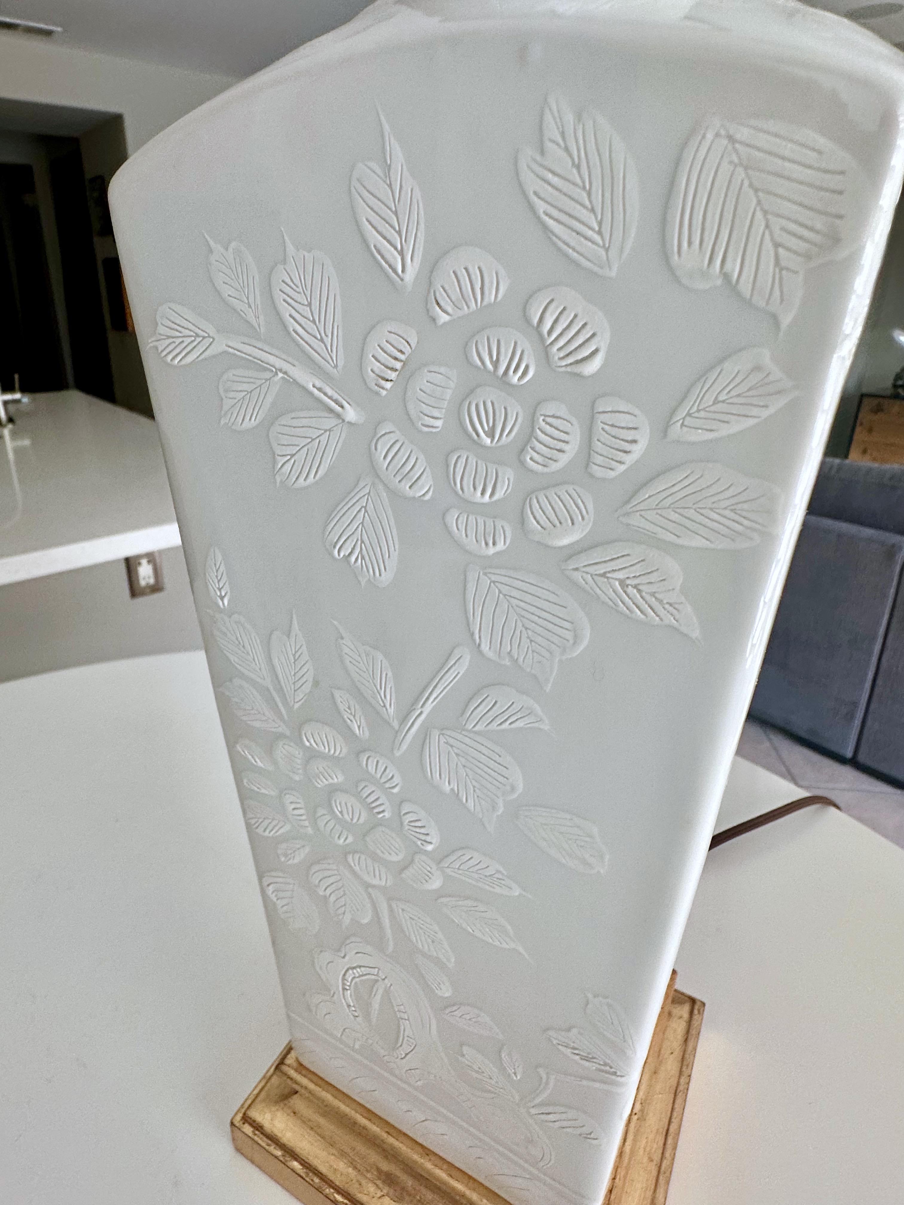 Pareja de lámparas de mesa japonesas de porcelana repujada Blanc De Shine en venta 7