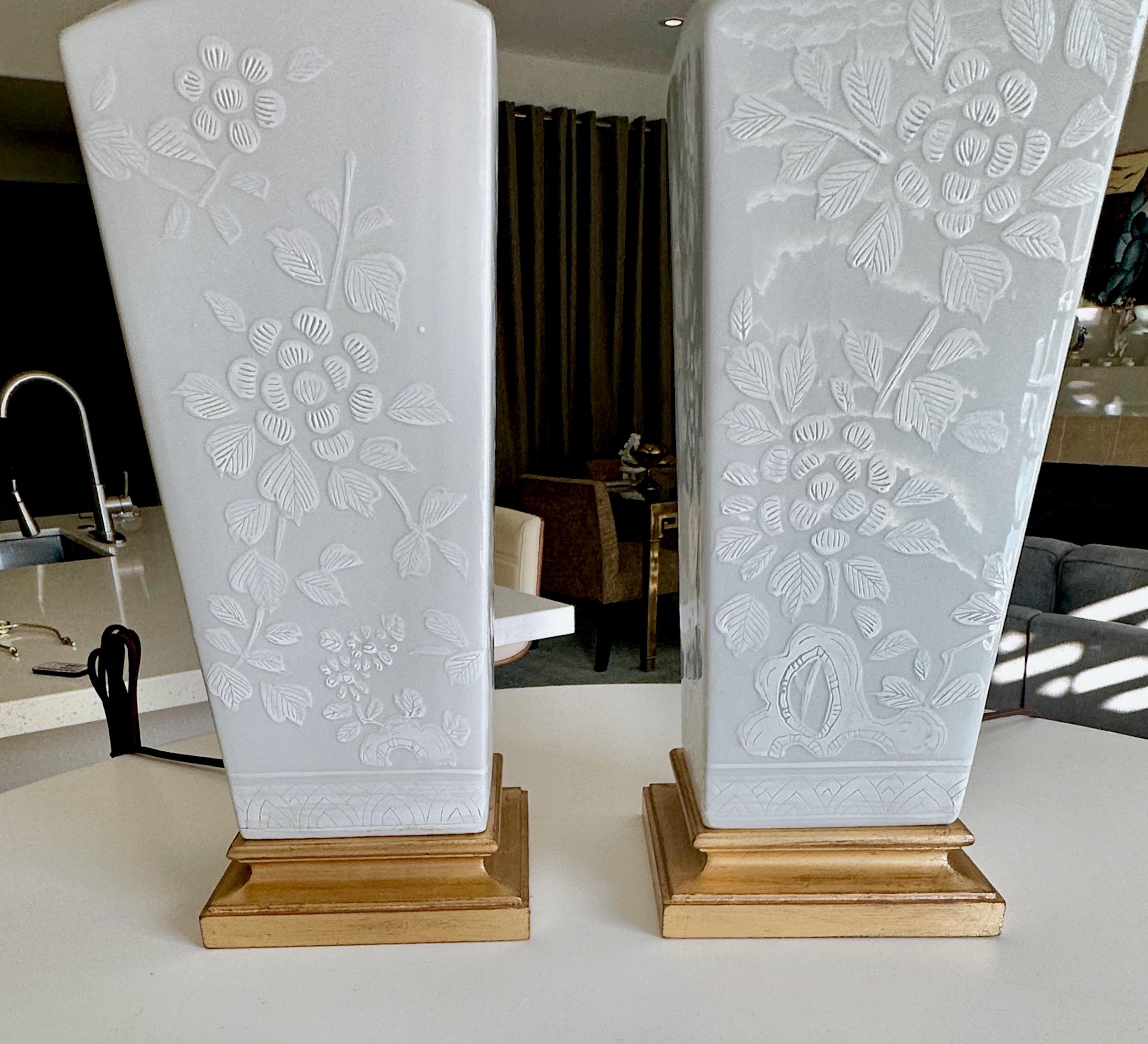 Pareja de lámparas de mesa japonesas de porcelana repujada Blanc De Shine en venta 8