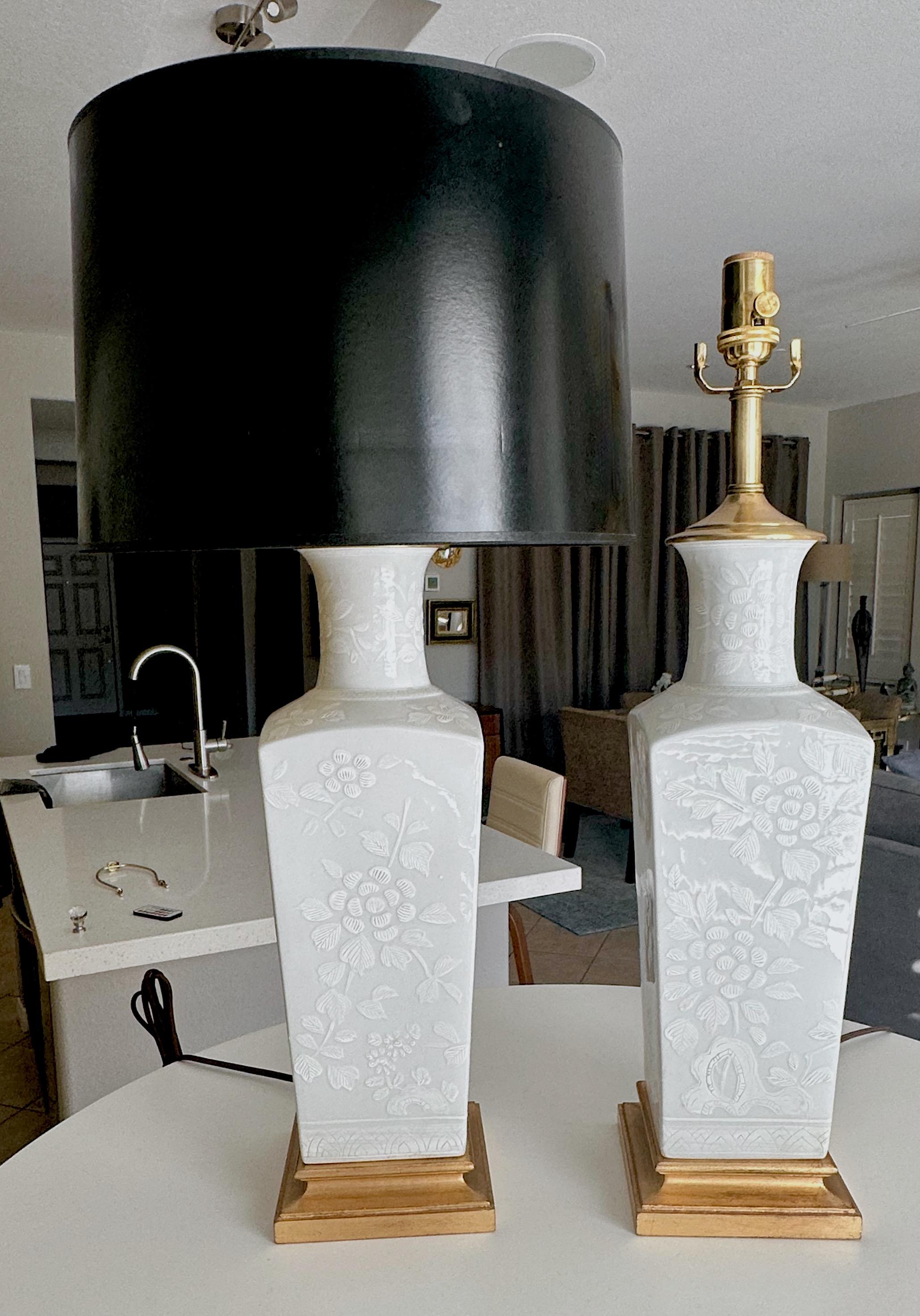 Pareja de lámparas de mesa japonesas de porcelana repujada Blanc De Shine en venta 9