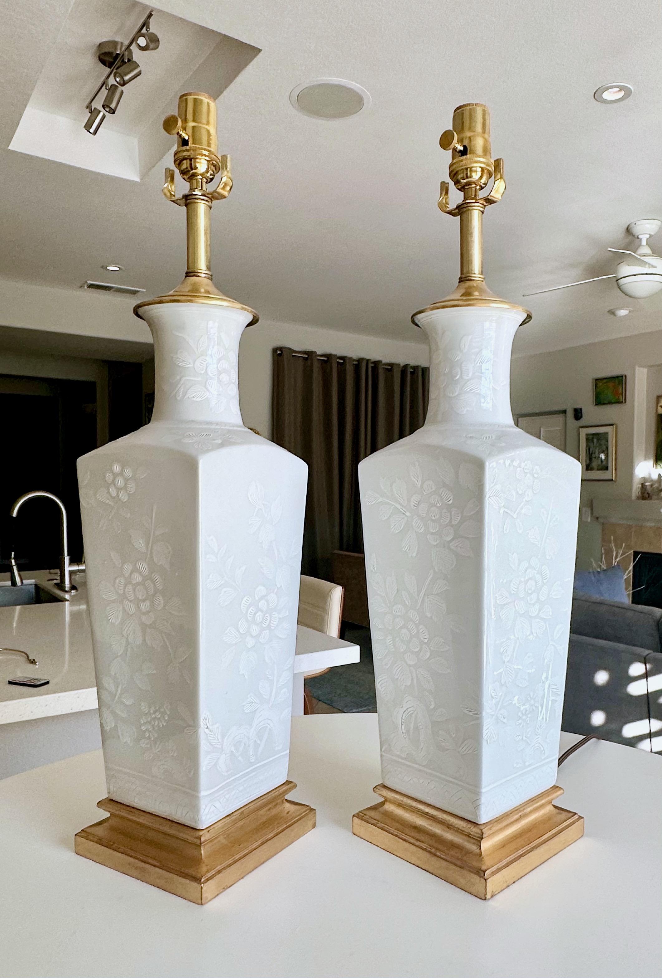 Pareja de lámparas de mesa japonesas de porcelana repujada Blanc De Shine Japonés en venta