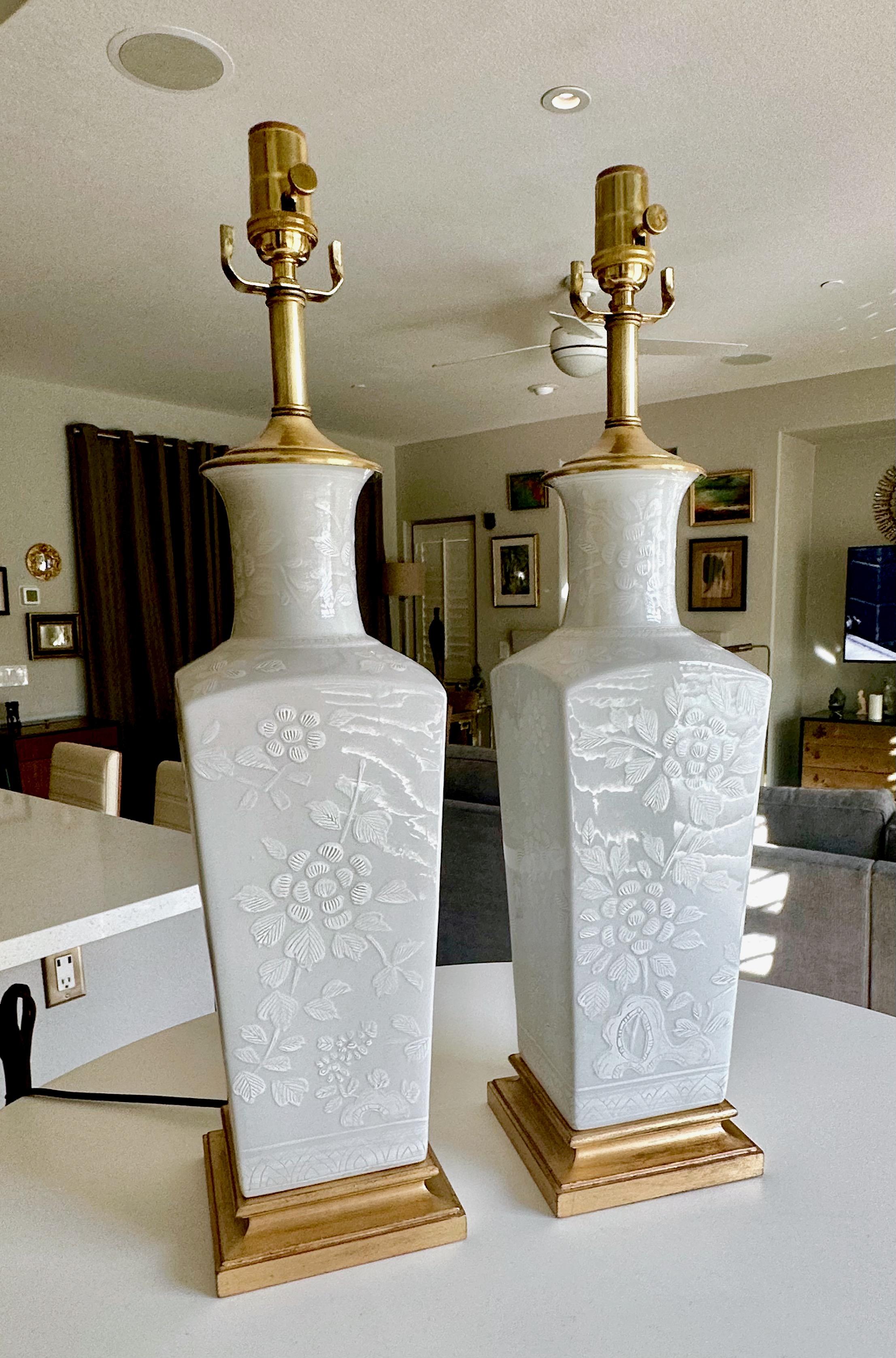 Pareja de lámparas de mesa japonesas de porcelana repujada Blanc De Shine en Bueno estado para la venta en Palm Springs, CA