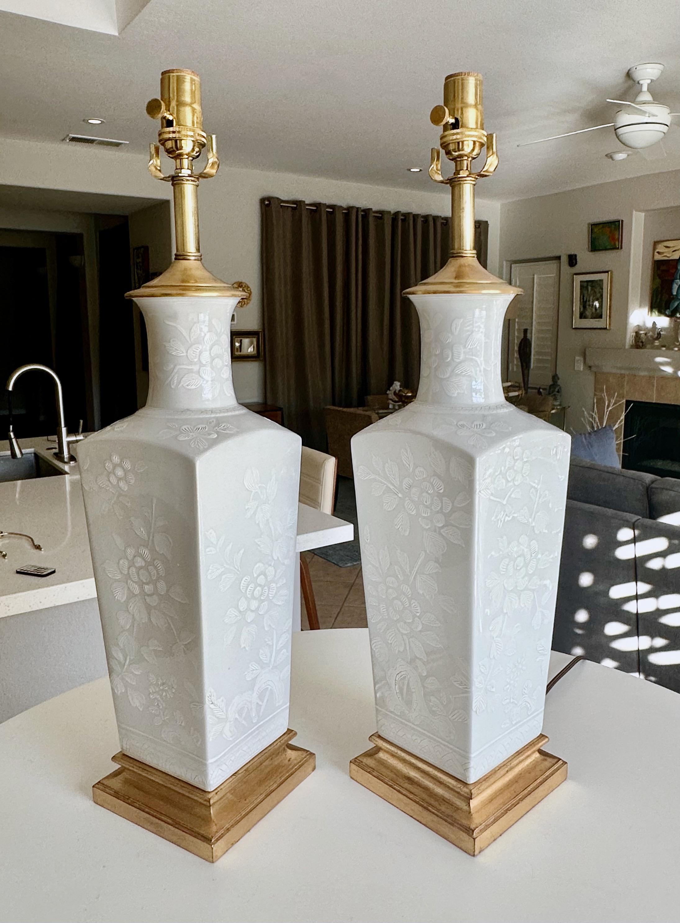 Pareja de lámparas de mesa japonesas de porcelana repujada Blanc De Shine siglo XX en venta