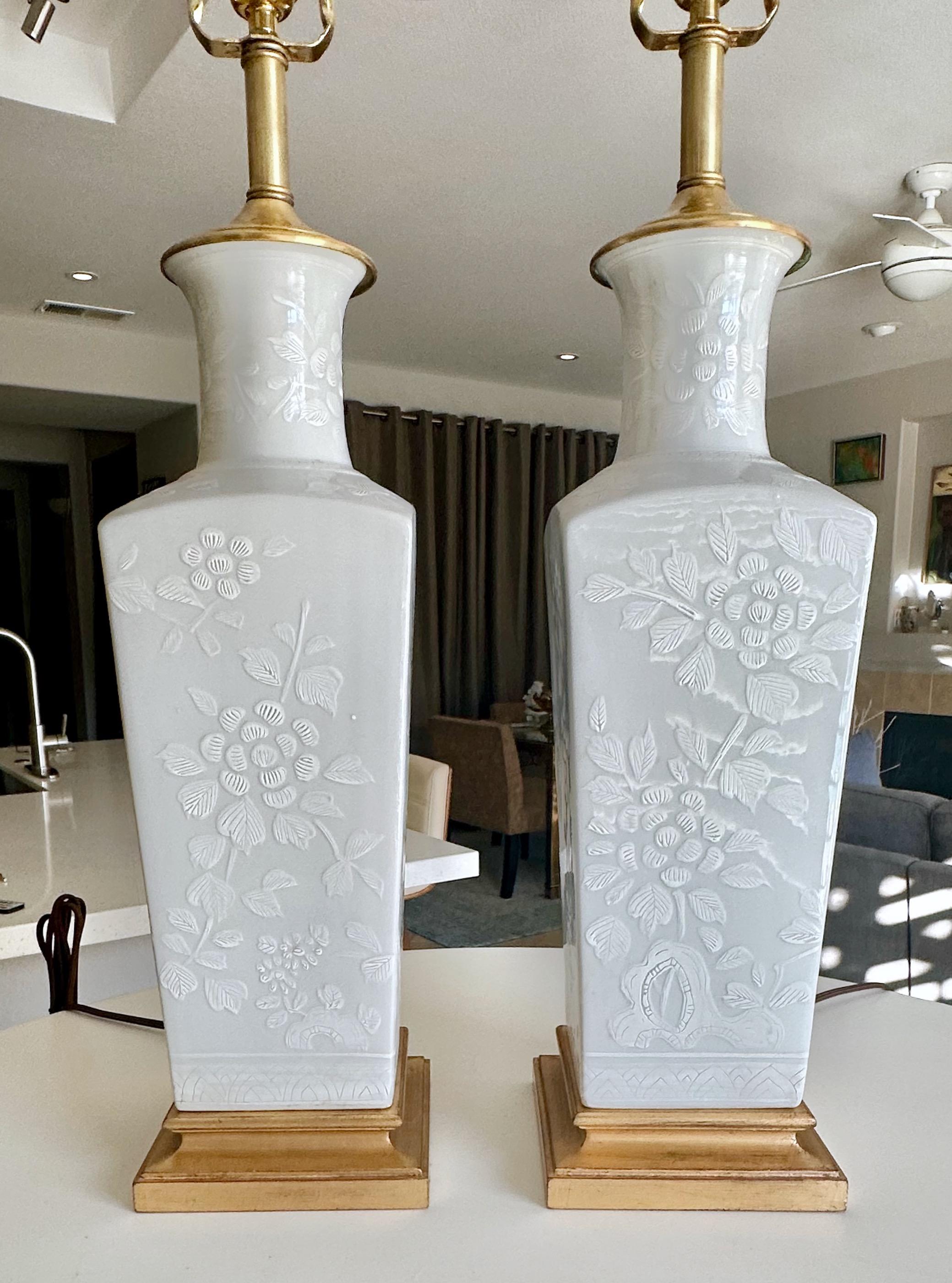Pareja de lámparas de mesa japonesas de porcelana repujada Blanc De Shine Latón en venta