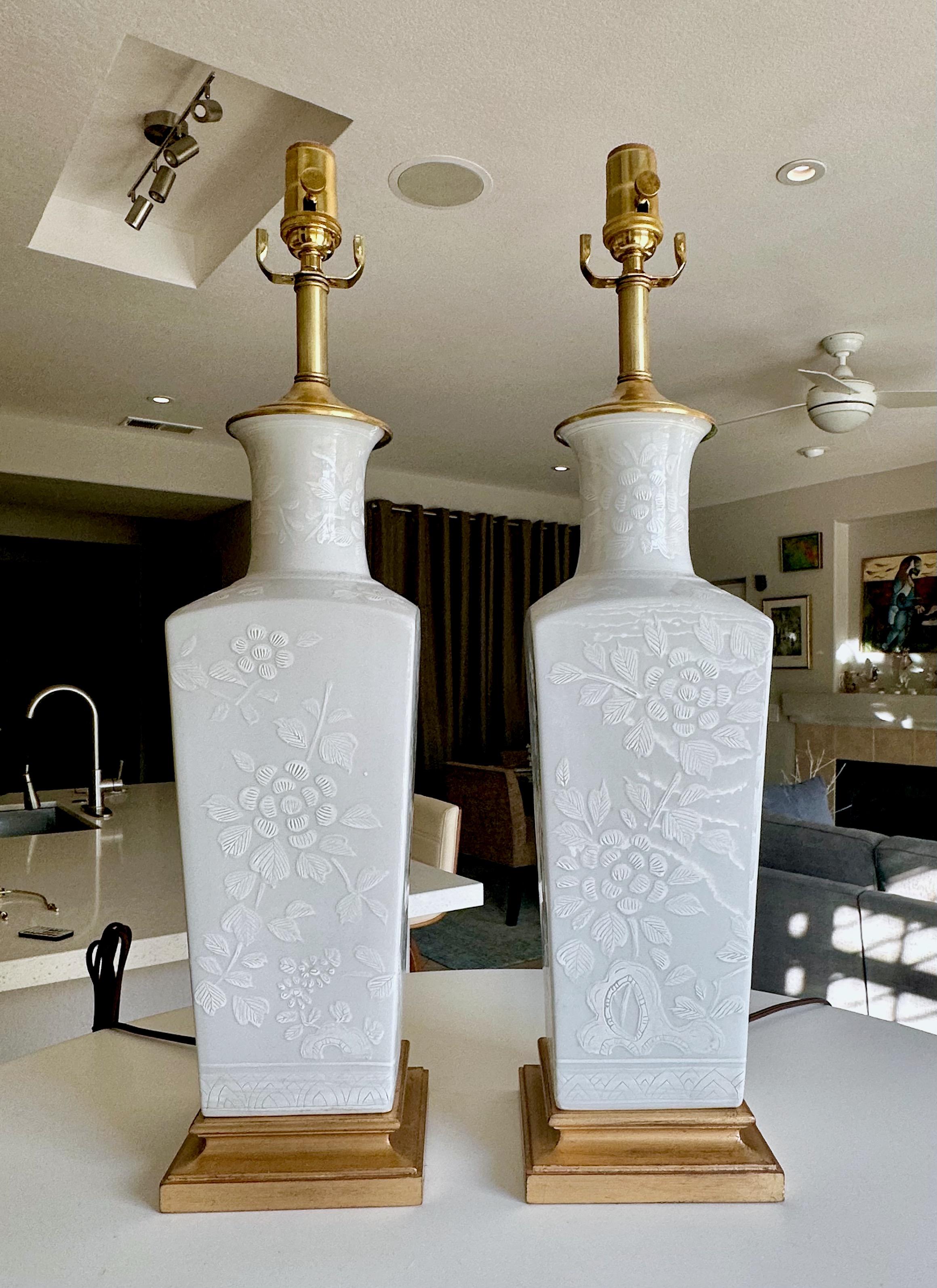 Pareja de lámparas de mesa japonesas de porcelana repujada Blanc De Shine en venta 1