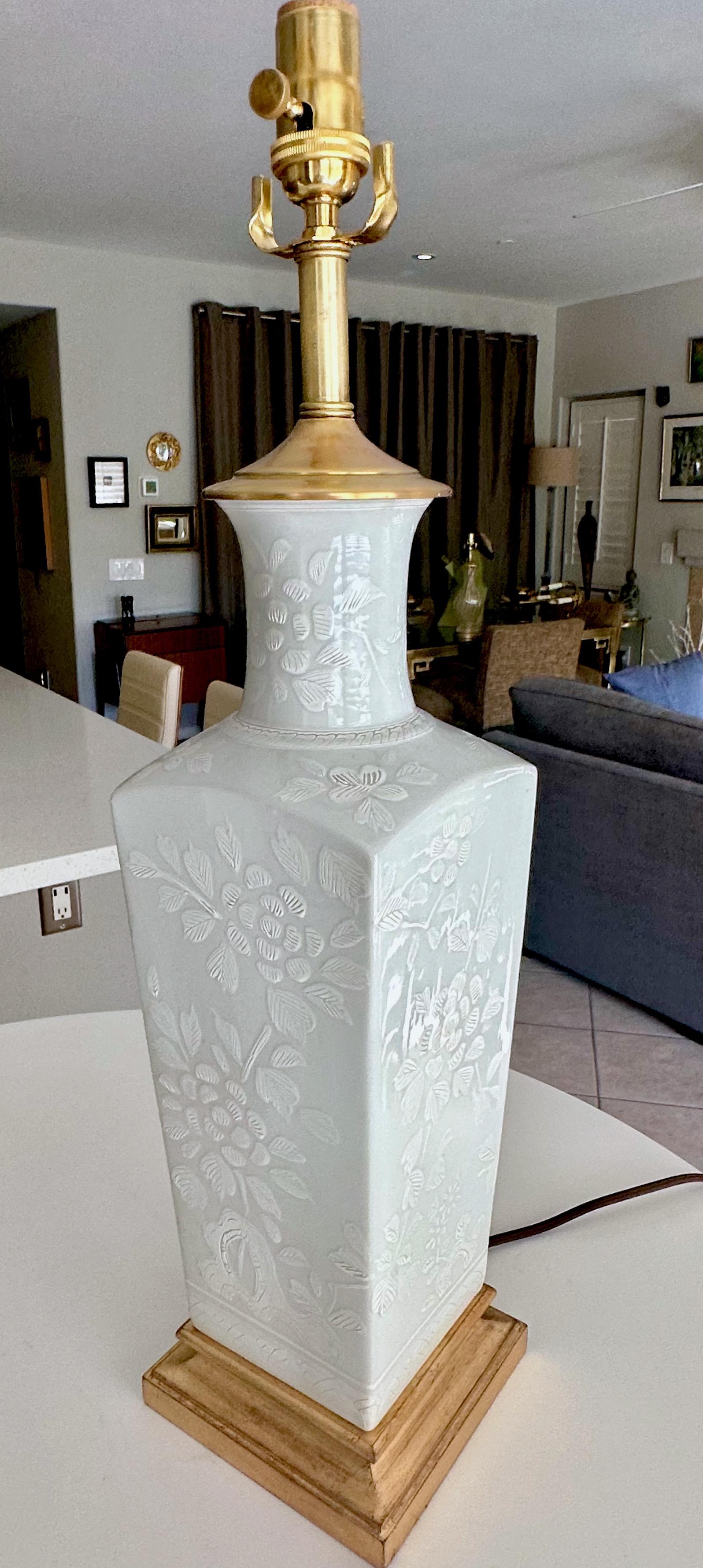 Pareja de lámparas de mesa japonesas de porcelana repujada Blanc De Shine en venta 2