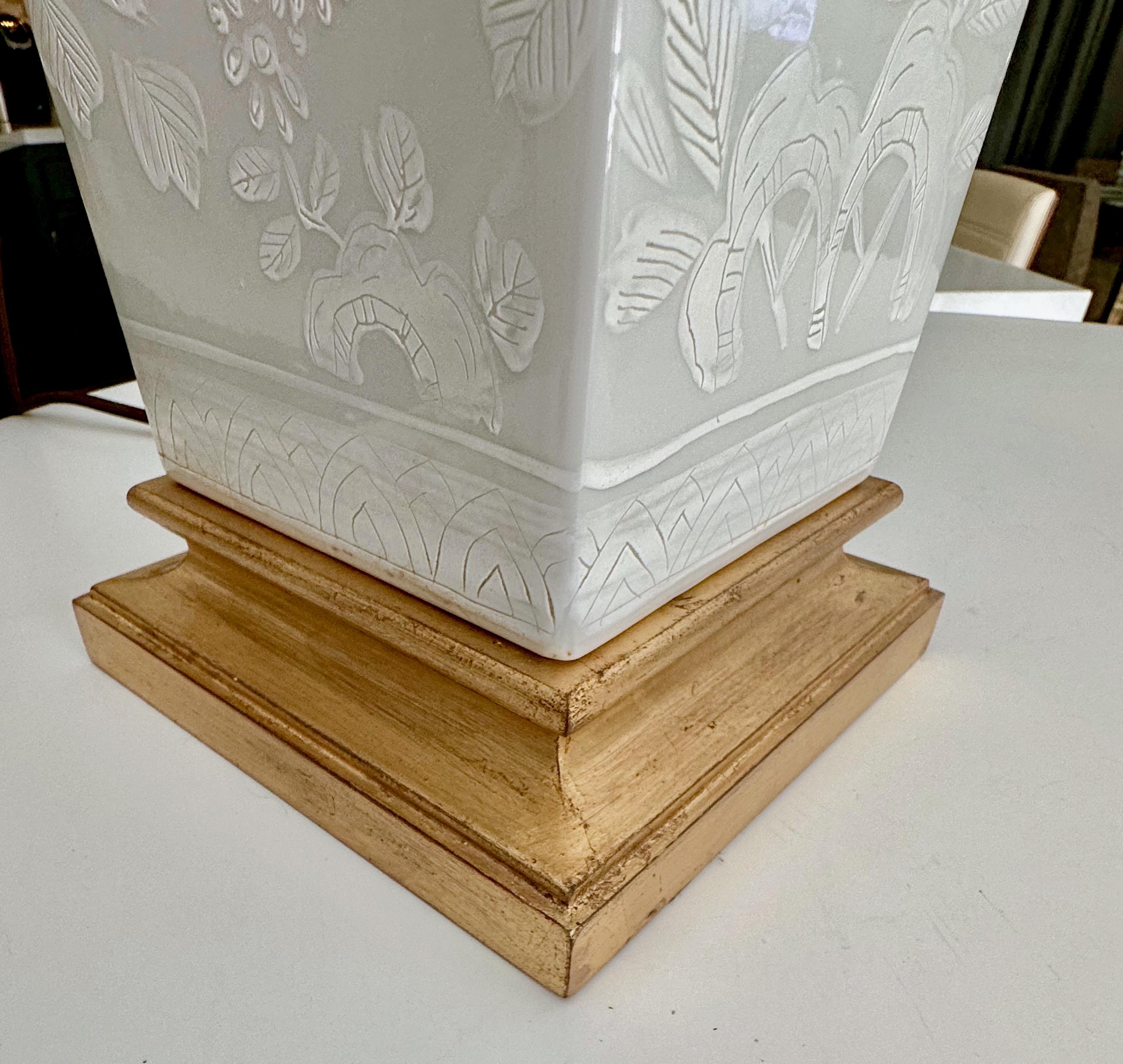 Pareja de lámparas de mesa japonesas de porcelana repujada Blanc De Shine en venta 3