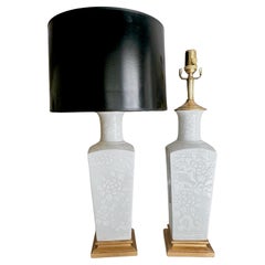 Paire de lampes de bureau japonaises en porcelaine embossée Blanc De Shine