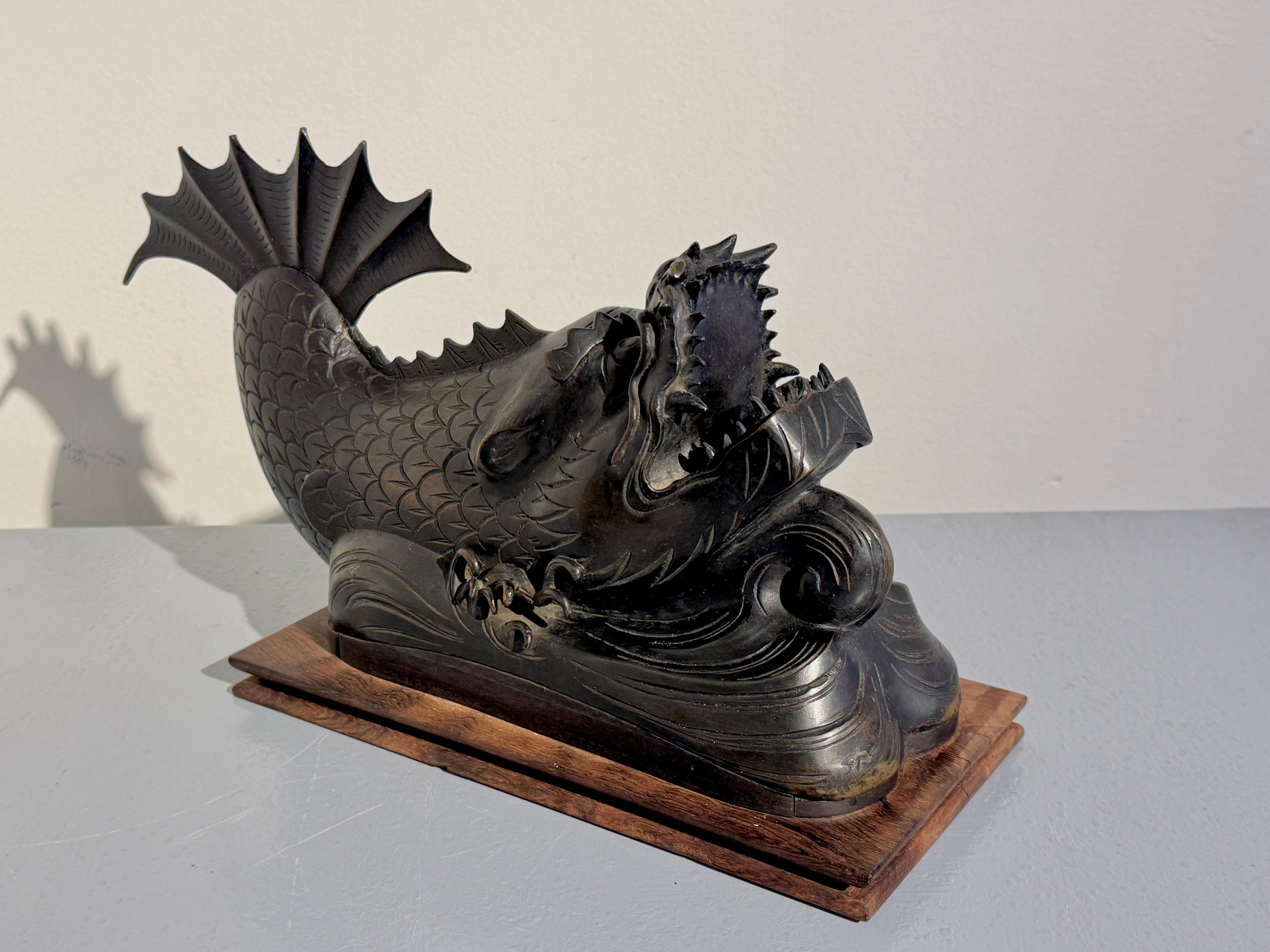 Pareja de peces dragón japoneses de bronce, Shachihoko, Periodo Taisho, hacia 1920, Japón en venta 3