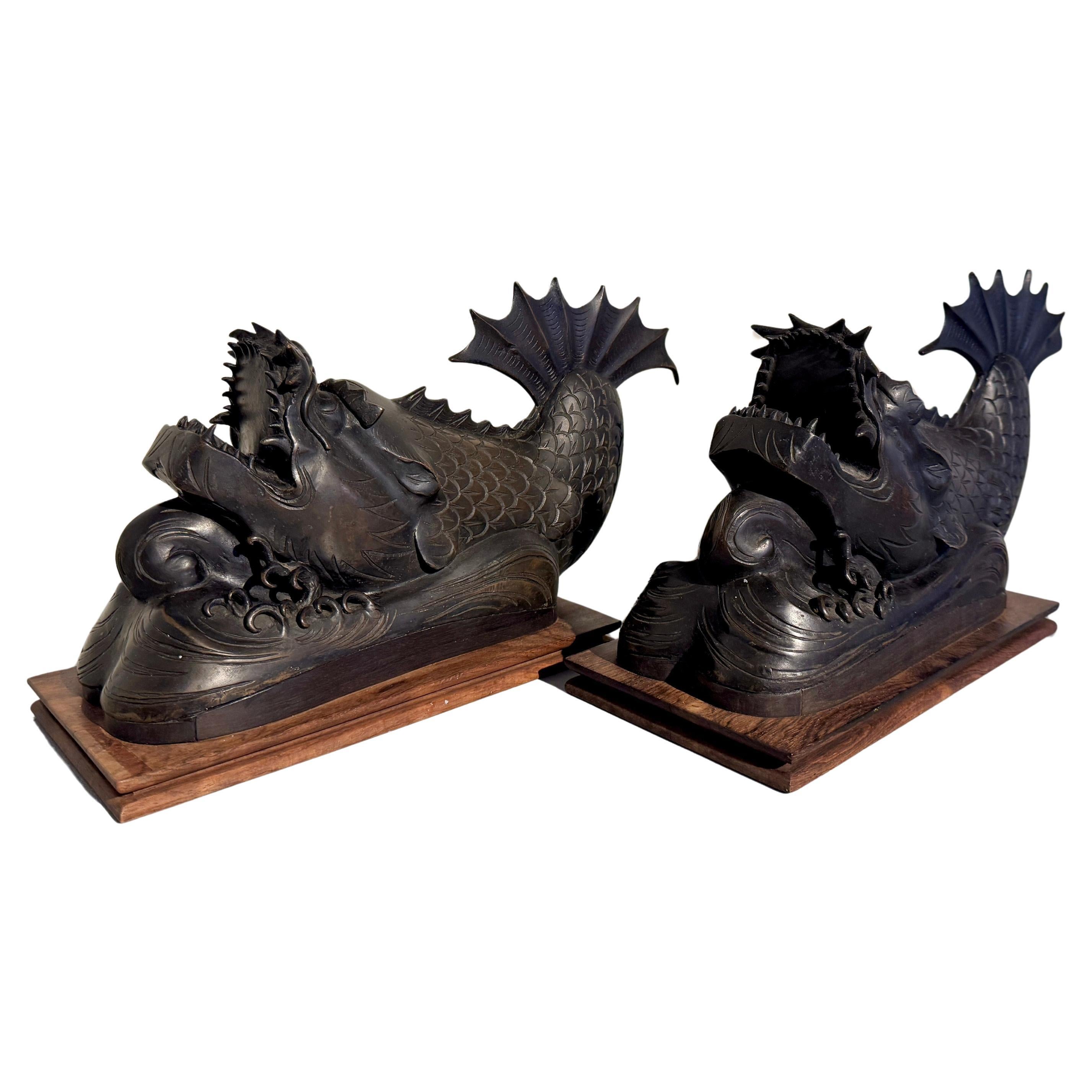 Poderosa pareja de esculturas japonesas de bronce de pez dragón, shachihoko, periodo Taisho, hacia 1920, Japón.

La pareja de shachihoko de bronce está muy fundida y tiene un buen sentido del movimiento. Están modeladas como si nadaran en el océano,